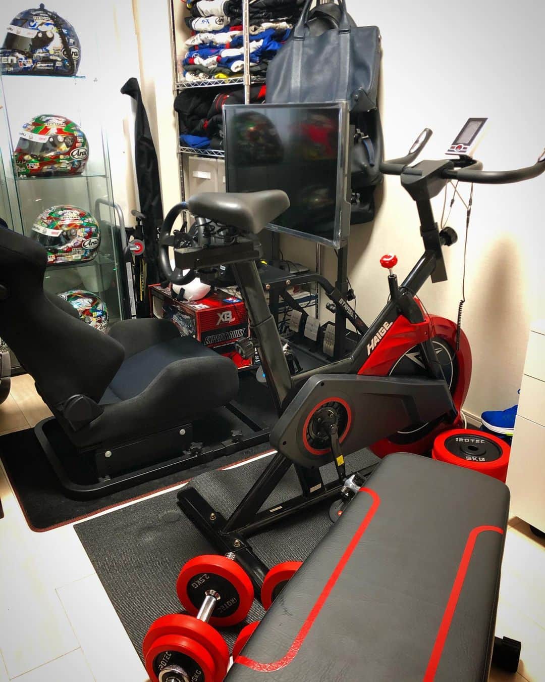 のインスタグラム：「お家時間が増えた今。去年から、グランツーリスモのコックピットセットや自転車マシンなど、次々と私の仕事部屋を占領していきましたが、、今年に入ってウェイトや台を購入してしまい、完全に足の踏み場がない状態になりました。かなり、充実しております👍」