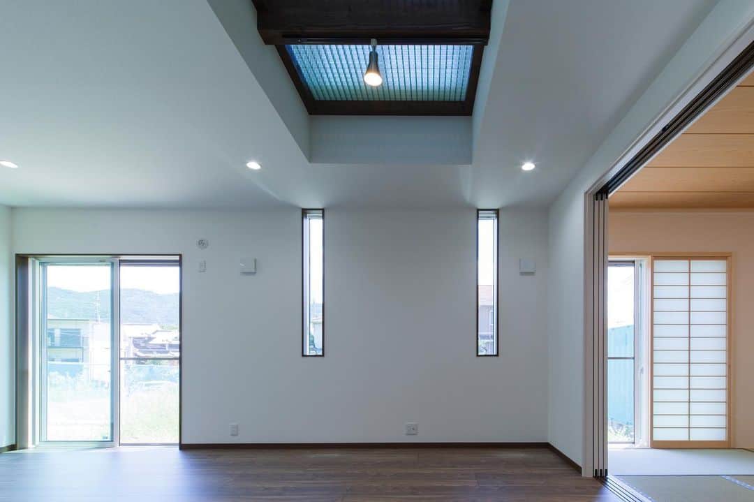 Cozy Homeさんのインスタグラム写真 - (Cozy HomeInstagram)「． 2階の床の一部にグレーチングを採用。   2階の窓から差し込む光が1階まで 届き明るさをもたらしてくれます☀️   おしゃれさと機能性を兼ね備えた グレーチング。素敵な空間を演出 します✨ ．   ＝＝＝＝＝＝＝＝＝＝＝＝＝＝＝＝＝＝＝＝＝＝ 資料請求はコチラ →@cozyhome.wakayama2 ＝＝＝＝＝＝＝＝＝＝＝＝＝＝＝＝＝＝＝＝＝＝＝ 施工写真やイベント情報はプロフィールへ →@cozyhome.wakayama ＝＝＝＝＝＝＝＝＝＝＝＝＝＝＝＝＝＝＝＝＝＝＝ ＊   #グレーチング #グレーチング床 #採光 #おしゃれな空間 #コージーホームの家 #注文住宅 #cozyhome #新築#home #インテリア #工務店 #暮らし #マイホーム #コージーホーム #注文住宅和歌山 #和歌山市 #interior #家づくり #住宅 #instahouse #マイホーム計画 #施工写真 #見学会 #おしゃれな家 #暮らしを楽しむ家づくり」1月6日 17時17分 - cozyhome.wakayama