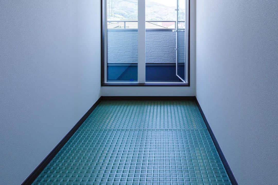 Cozy Homeさんのインスタグラム写真 - (Cozy HomeInstagram)「． 2階の床の一部にグレーチングを採用。   2階の窓から差し込む光が1階まで 届き明るさをもたらしてくれます☀️   おしゃれさと機能性を兼ね備えた グレーチング。素敵な空間を演出 します✨ ．   ＝＝＝＝＝＝＝＝＝＝＝＝＝＝＝＝＝＝＝＝＝＝ 資料請求はコチラ →@cozyhome.wakayama2 ＝＝＝＝＝＝＝＝＝＝＝＝＝＝＝＝＝＝＝＝＝＝＝ 施工写真やイベント情報はプロフィールへ →@cozyhome.wakayama ＝＝＝＝＝＝＝＝＝＝＝＝＝＝＝＝＝＝＝＝＝＝＝ ＊   #グレーチング #グレーチング床 #採光 #おしゃれな空間 #コージーホームの家 #注文住宅 #cozyhome #新築#home #インテリア #工務店 #暮らし #マイホーム #コージーホーム #注文住宅和歌山 #和歌山市 #interior #家づくり #住宅 #instahouse #マイホーム計画 #施工写真 #見学会 #おしゃれな家 #暮らしを楽しむ家づくり」1月6日 17時17分 - cozyhome.wakayama