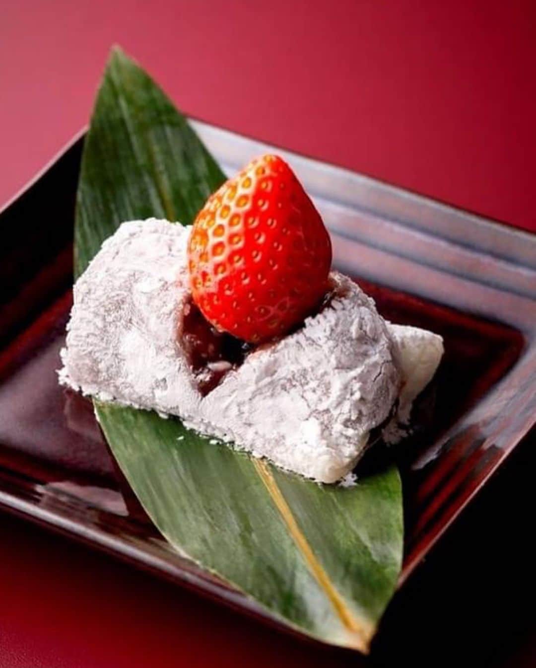 ホテルニューオータニ博多さんのインスタグラム写真 - (ホテルニューオータニ博多Instagram)「. 【ホテルで「いちご狩り」を楽しむ♪】. . 今月から「いちごSweetsフェア」を開催しています❣️. . 館内レストランで、さまざまないちごのスイーツが楽しめます🍓. .  本日は、日本料理千羽鶴（14階）の和スイーツをご紹介します。  post１. ■いちごのティラミス　￥700 体に優しい豆乳を使ったクリームとマスカルポーネを合わせたティラミス。いちごのわらび餅とあんこも忍ばせました。日本料理千羽鶴のオリジナルの枡が宝石箱のように楽しめる逸品です。  post２. ■いちご大福　¥700 ふわふわもっちりの求肥のなかには、上品な甘さがある黒餡をたっぶりと。旬のイチゴとの相性バッチリな逸品です。  ※コースのデザートとして、また単品としてご注文ください。  #和スイーツ #いちごのスイーツ #予約必須 #お食事のあとには #日本料理千羽鶴のスイーツ #ももち浜ストア  #いちご大福 #ティラミス #ホテルニューオータニ博多」1月6日 17時13分 - newotani_hakata_official