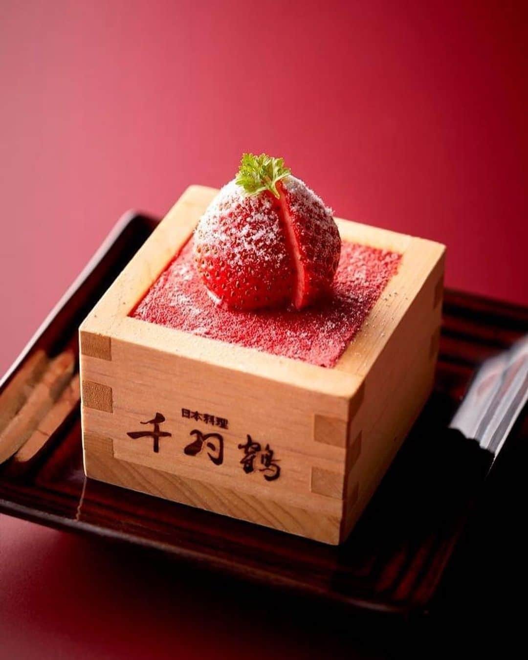 ホテルニューオータニ博多さんのインスタグラム写真 - (ホテルニューオータニ博多Instagram)「. 【ホテルで「いちご狩り」を楽しむ♪】. . 今月から「いちごSweetsフェア」を開催しています❣️. . 館内レストランで、さまざまないちごのスイーツが楽しめます🍓. .  本日は、日本料理千羽鶴（14階）の和スイーツをご紹介します。  post１. ■いちごのティラミス　￥700 体に優しい豆乳を使ったクリームとマスカルポーネを合わせたティラミス。いちごのわらび餅とあんこも忍ばせました。日本料理千羽鶴のオリジナルの枡が宝石箱のように楽しめる逸品です。  post２. ■いちご大福　¥700 ふわふわもっちりの求肥のなかには、上品な甘さがある黒餡をたっぶりと。旬のイチゴとの相性バッチリな逸品です。  ※コースのデザートとして、また単品としてご注文ください。  #和スイーツ #いちごのスイーツ #予約必須 #お食事のあとには #日本料理千羽鶴のスイーツ #ももち浜ストア  #いちご大福 #ティラミス #ホテルニューオータニ博多」1月6日 17時13分 - newotani_hakata_official