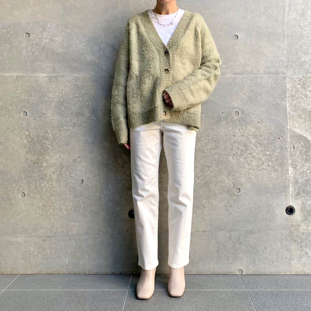 Moname Official Instagramのインスタグラム：「. ストレートシルエットのMILLA(ミラ)から 新色のホワイトが登場✨ 太すぎないスリムさと 女性らしさのあるシルエット✨ 脚の形も程よくカバーしてくれる優秀デニム❤️  . MILLA-Straight- No.41103017Color. WHT ¥15,000 +tax . 165cm  #moname #モナーム#20ss#ストレート #denim #fashion #ootd #おしゃれ #おしゃれ女子 #パンツ #カジュアルコーデ #シンプルコーデ #着回しコーデ #今日のコーデ#パンツスタイル#着画 #ラフコーデ #きれいめコーデ #ストレート #カーデ #着回し #160cm  #大人女子#デニム#美脚#ストレッチデニム #大人カジュアル」