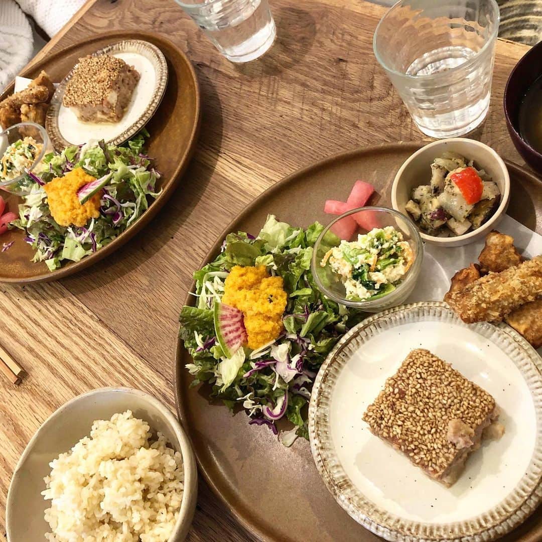生形由佳のインスタグラム：「とっても素敵なカフェを見つけたので紹介しちゃいます🤤実はカフェ巡りが趣味の１つなのです☺︎  ▷［こもれび食堂+］ 「からだにいいはおいしい」がコンセプトのヘルシーな定食が頂けます✨  本当に全部美味しかった〜〜〜💞 デザートまで栄養価をきちんと考えてくれているなんて最高すぎますね🥺🤍  店員さんもとても気さくな方でお家にいるようなリラックス感〜🌼定食のメニューは週ごとに変わるそうなので、これは確実に通ってしまいそうです、、（笑）  埼玉の素敵なカフェたち、開拓してゆきたい😚  #浦和カフェ #埼玉カフェ #カフェ #カフェ巡り #カフェ好きな人と繋がりたい #プレートごはん #定食 #埼玉グルメ #グルメ #グルメ好きな人と繋がりたい #cafe #ヘルシーメニュー #ヘルシーごはん #デザート #スイーツ #グルメスタグラム #グルメ女子 #こもれび食堂」