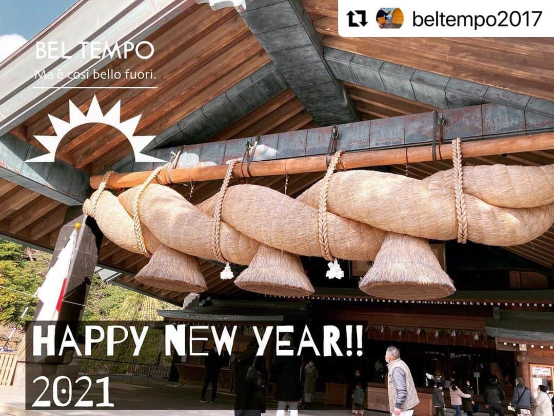 のインスタグラム：「島根へビュンビュンビューン💨 両手は空けてお出かけしたいですよね😊 かわいいリュックで楽しく気分転換💕 お出かけは、密を避けてマスクとうがい手洗い、消毒は必須ですよ〜！ #Repost @beltempo2017  ・・・ あけましておめでとうございます！ 皆様に幸運を届けられるよう、#島根県#出雲大社　の写真でお届けします。  皆さん、ご存知でしたか？ #稲佐の浜  の砂を出雲大社の中にある#素鵞社#そがのやしろ にある砂を交換すると、願い事が叶うのです。  私は叶いました。 しめ縄にいつもうっとりさせられ、 毎年訪れる素晴らしい場所です。」