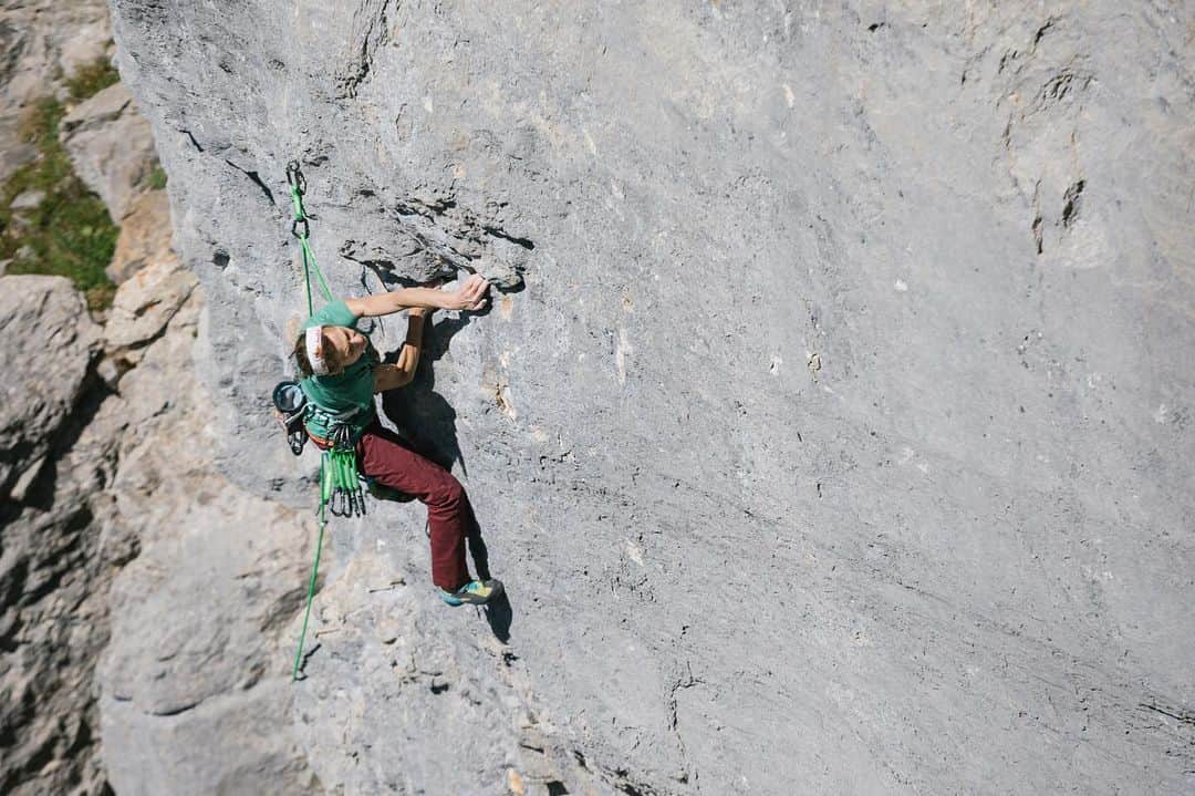 アンジェラ・アイターのインスタグラム：「My Dreams for 2021: 🍀stay healthy 🍀travel abroad 🍀varied rock climbing What are yours? • 📸 @martinpoetter  #verleihtflügel @ferienregionimst @lasportivagram @team_edelrid」