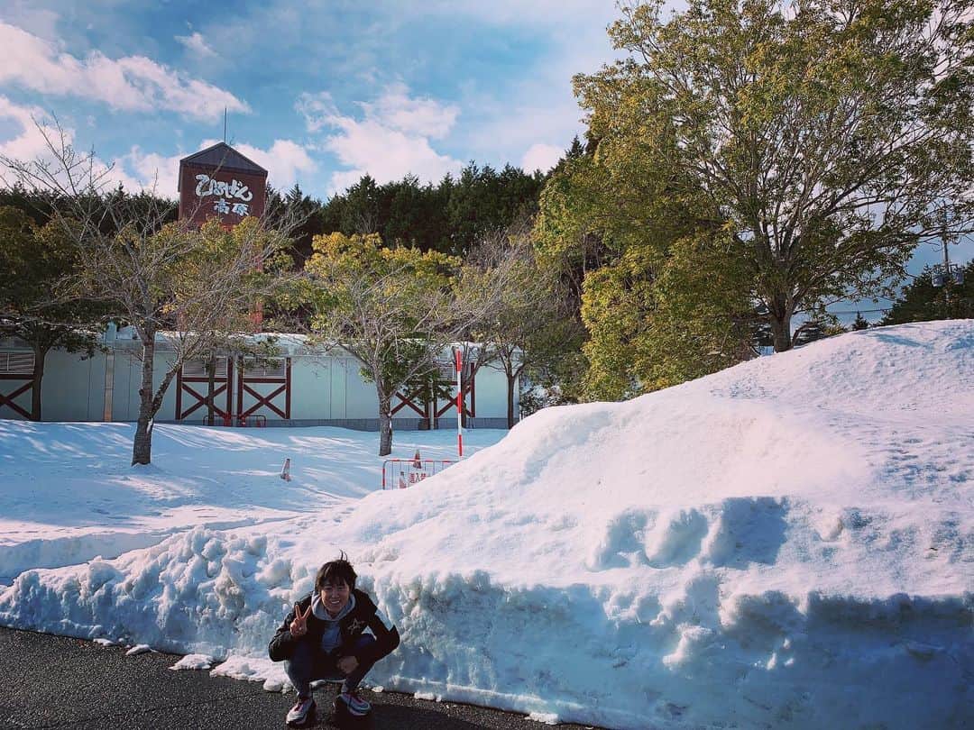 藤本麻子のインスタグラム：「☃️ ひるぜん高原パーキングの雪がすげー☃️✌🏻 #ひるぜんたかはらじゃないよ #ひるぜんこうげんだよ #私なんちゅぅ顔しとんw #いつも眩しい顔しとるw」