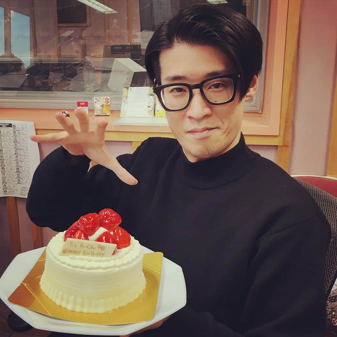 米田貴紀のインスタグラム：「１つ歳を重ねました。 ええ曲作る31歳目指します🙏🎂  photo by @kazukeith0529  #米田貴紀 #夜の本気ダンス」