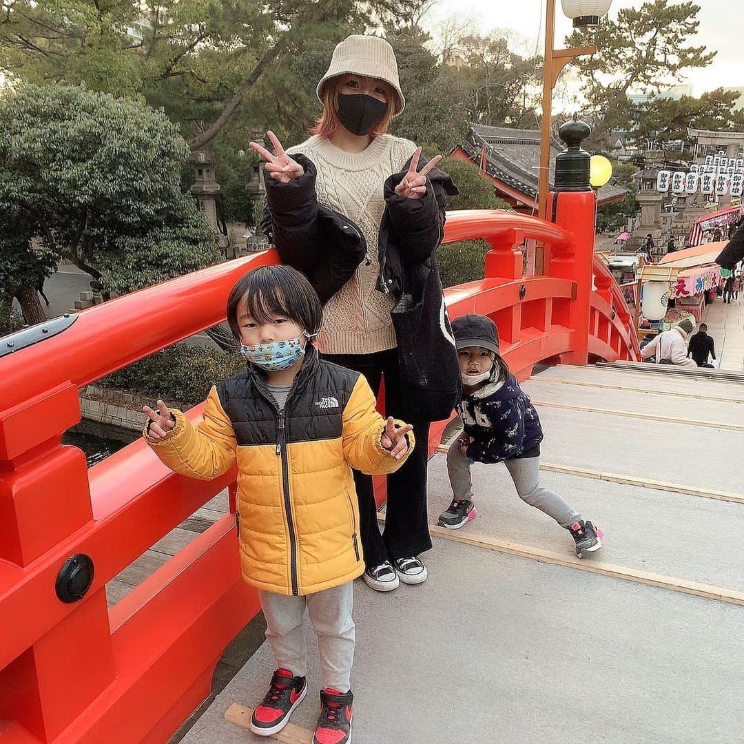 MII MAMAのインスタグラム：「. . . 今年は三が日外して初詣へ⛩ . 人も少なくて良かったよ🥰 三が日過ぎると住吉の駐車場も使えて しかも無料なのね😳😳 . 毎年離れた所に停めてたから ひとつ勉強になった😅💦 . 来年からは三が日外して行くのもありかも💓 . 屋台もないって聞いてたけどちょろっと出てた🍳 . 毎年だだ混みの橋もゆっくり渡れて 写真撮れちゃうくらい余裕でした☺️♥️ . それにしても今日は寒すぎるわ🥶 #住吉大社 ------------------------------------------ 🔎White Style mi mama 良かったらチャンネル登録お願いします🙇🏽‍♀️ #YouTube#ユーチューバー#主婦ユーチューバー#MIIMAMA##チャンネル登録お願いします#2児ママ#年子ママ#ホワイトインテリア#モノトーンインテリア#シンプルな暮らし#収納#ホワイト収納#イチナナ#イチナナライバー#専属ライバー#主婦ライバー#初詣」