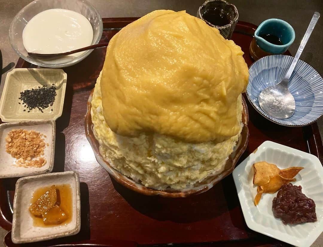 竹村真琴さんのインスタグラム写真 - (竹村真琴Instagram)「* 2021初氷。 安納芋のかき氷🍧 トッピングを別盛りにしてもらったら定食みたいになった。 あんまり映えてない😓 . . . #今年初 #かき氷 #かき氷巡り #安納芋 #トッピング #別盛り #別添え #チーズクリーム #餡子 #あんこ #大学芋 #チップス #黒胡麻 #黒ゴマ #廚otonaくろぎ #定食」1月6日 17時27分 - makototakemura_golf