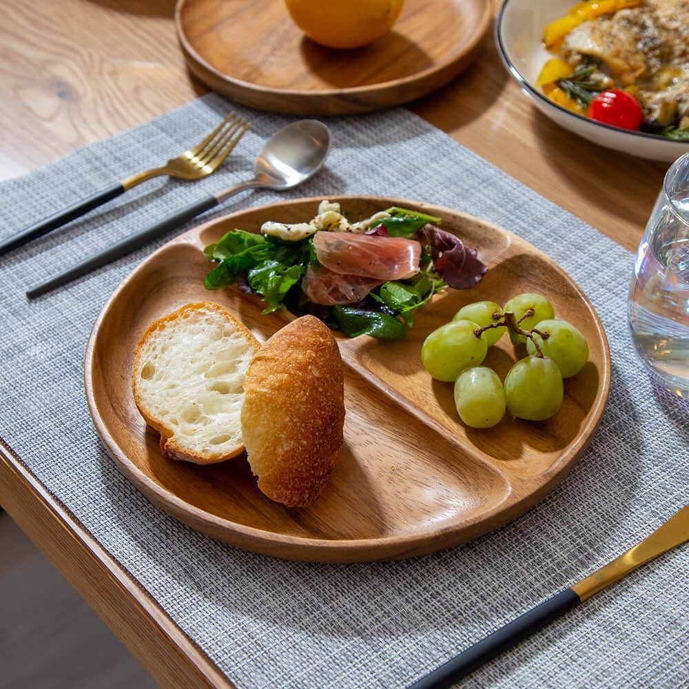 3COINSさんのインスタグラム写真 - (3COINSInstagram)「❋ 新年の始まりは新しい食卓から❋﻿ ﻿ ﻿ ﻿ 食卓を彩るオシャレな﻿ テーブルウェアが入荷致しました✨﻿ ﻿ シンプルなデザインなので﻿ どんなシーンでもお使い頂けます。﻿ ﻿ こだわりの食器で﻿ いつもの食事もなんだか特別な気分に♪﻿ ﻿ ﻿ 一部アイテムは3COINS公式通販サイト @palcloset_onlinestore  にて販売しております。﻿ ﻿ 店舗により在庫が異なりますので、お立ち寄りの店舗までお問い合わせください。﻿ ﻿ ﻿ #3COINS #スリーコインズ #スリコ #新商品 #新商品情報 #パルクローゼット #通販 #通販サイト #公式通販サイト #食卓 #テーブルウェア #食器 #プチプラ #キッチンアイテム #おうち時間 #おうち #おうちごはん #朝ごはん #ごはん」1月6日 17時28分 - 3coins_official