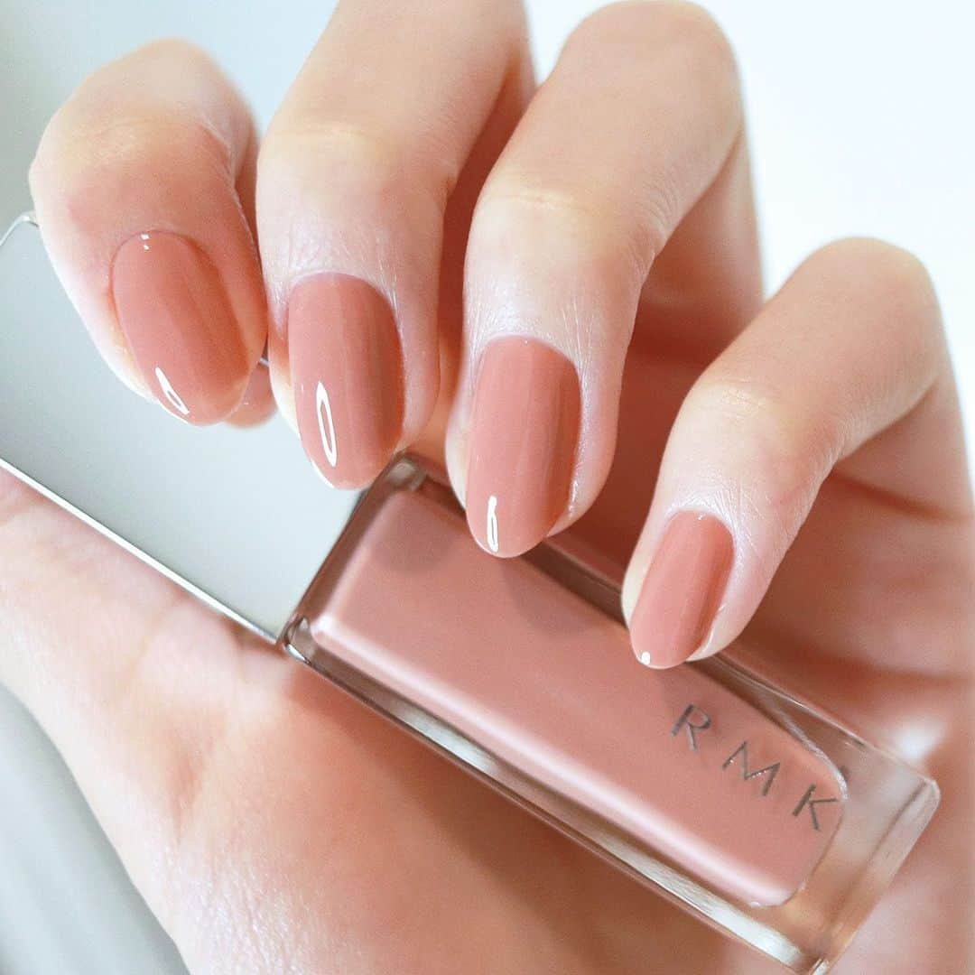 常岡珠希さんのインスタグラム写真 - (常岡珠希Instagram)「Today’s nail  #RMK #ネイルポリッシュ EX-37 クリームローズ 1,500円+税  RMKの春コスメ、数量限定の新色ネイル。コレ、めちゃくちゃカワイイので買ってよかった！ピンクベージュってよくあるカラーだけど、透けているかのような透明感のあるピンクベージュでべったり色がのるわけじゃないので、とてもナチュラル上品。1度塗りだと透けピンクベージュ、画像のように2度塗りで色がよりのってちょっとこっくりした感じになるけど重たさなしで光あたるとちょっと透けてるような透明感ある仕上がりに。 ピンクベージュ好きな方で、重たい印象が苦手な方にはとにかくおすすめです。限定色なのでお早めチェックを！  #コスメ #化粧品 #ネイル #セルフネイル #セルフネイラー #ポリッシュ #マニキュア #ネイルポリッシュ #ポリッシュネイル #ネイルポリッシュEX37 #クリームローズ #ピンクベージュ #オフィスネイル  #nail #manicure #nailsmagazin #美活 #美容 #美意識」1月6日 17時30分 - tamaki.tsuneoka