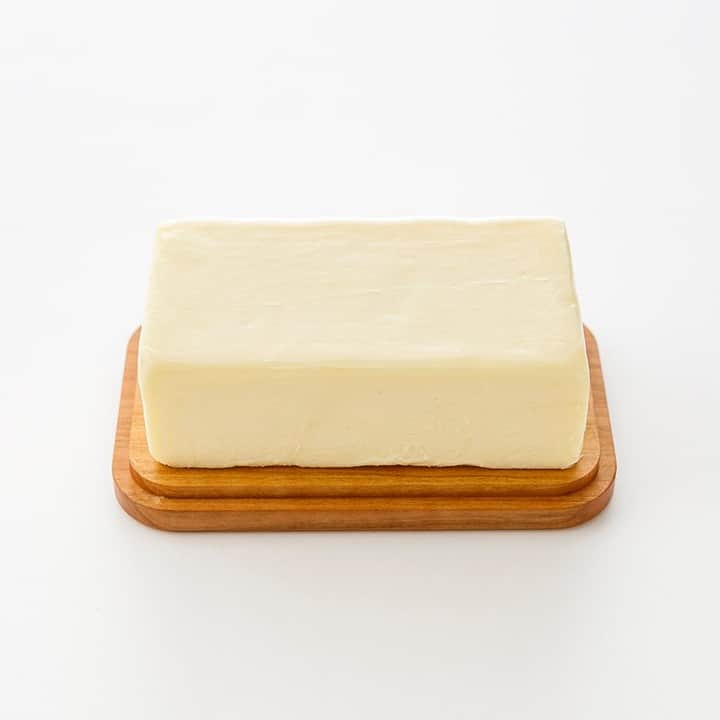ユーハイム公式さんのインスタグラム写真 - (ユーハイム公式Instagram)「【バターオンリーのこだわり】  ユーハイムのお菓子作りで大切にしていることのひとつが 「バターオンリーの製菓技術」です！  新発売の「純正バターパウンドケーキ」も油脂はバターのみを使用✨ また、ケーキの特徴に合わせて、 2つのバターをそれぞれ選んで使用しています。  バターオンリーにこだわった美味しさをお楽しみください✨  #ユーハイム #純正バターパウンドケーキ #純正自然 #パウンドケーキ #バウムクーヘン #バターパウンド #新発売 #新商品  #純正 #バター #ケーキ #スイーツ #juchheim #poundcake #baumkuchen #new #butter #cake #sweet」1月6日 17時30分 - juchheim1909