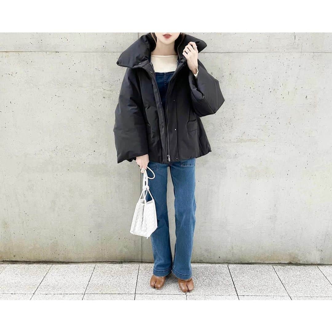 kumiのインスタグラム：「このダウン、暖かくて着てると汗がじわり。  outer #uniqlo #jilsander  tops #auralee  salopette #editforlulu  boots #maisonmargiela  bag #bottegaveneta」