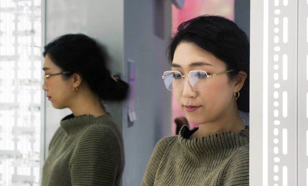 MYKITA SHOP TOKYOのインスタグラム：「MAO’S PICK: Shop Osakaのショップマネージャー・Maoがお勧めさせていただくモデルは、DECADESコレクションのMERYL Champagne Gold/Auroreです。フレームのトップの部分に厚みを持たせ、メリハリのある印象を与えるデザインとなっています。 Shop manager at Shop Osaka recommend MERYL Champagne Gold/Aurore by DECADES collection.  Top bold line makes your eyes stand out.   — #MYKITA #mykitashopsnap #mykitashoposaka」