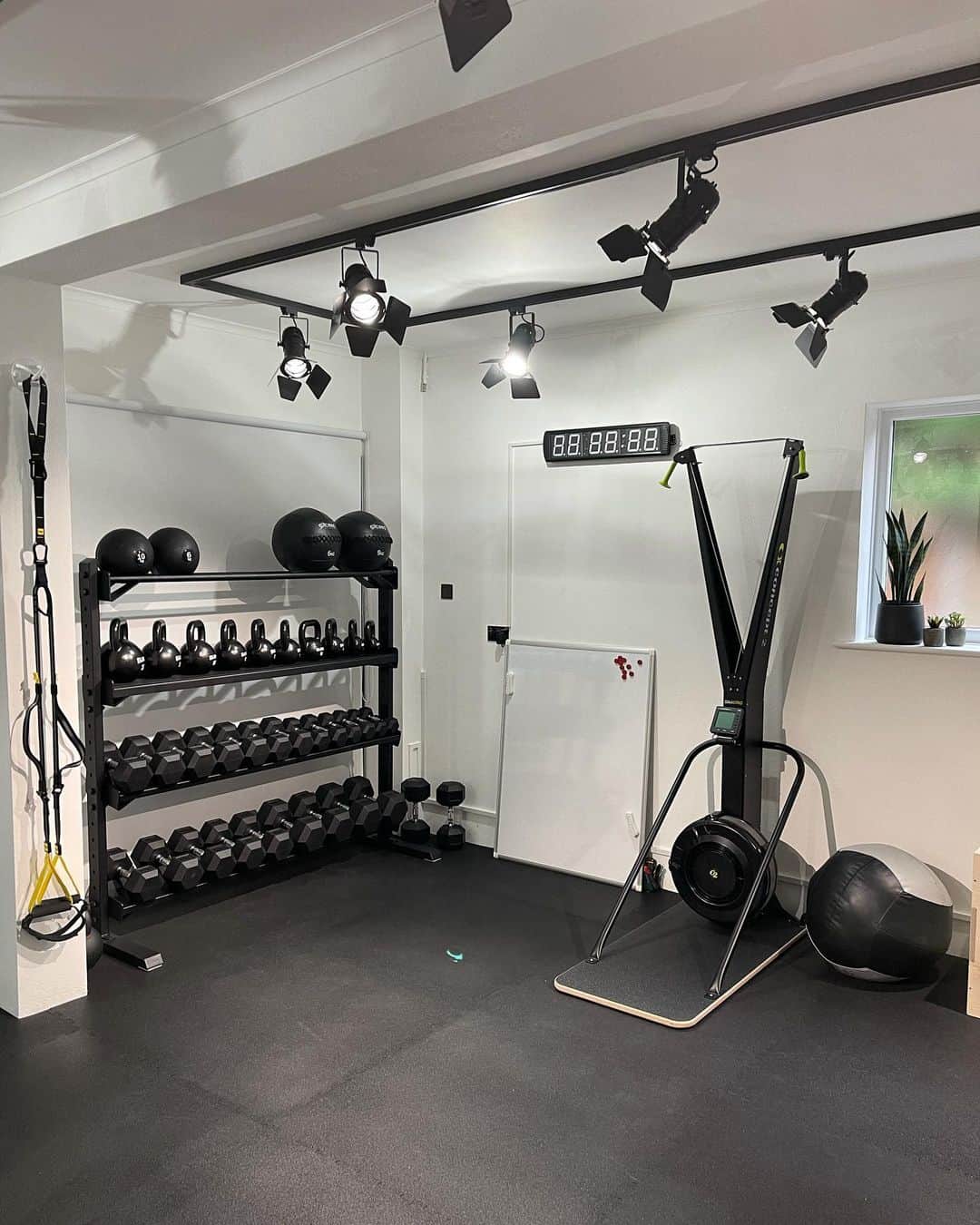 Zanna Van Dijkさんのインスタグラム写真 - (Zanna Van DijkInstagram)「Home Gym Transformation 🔥💪🏼  Tag a workout buddy & swipe right to see the before and afters of the @oursurreynest garage gym 🏋🏼‍♀️ It’s finally finished and we are SO unbelievably grateful for this space. It is the first room of our new home to be 100% completed because you know... priorities 🤣🙈 I can’t wait to film lots of fitness content for you guys in here, so let me know in the comments if you have any requests 🥰♥️  Further in depth info on the gym is on @oursurreynest but here’s the basics: ➡️ @eleiko_uk equipment ➡️ @pavigym flooring via @strongerstudios ➡️ @mrresistor68 lighting ➡️ @concept2uk rower & ski erg ✨ #homegym #homegymsetup #homegymdesign #oursurreynest #garagegym #garagegymlife」1月6日 17時42分 - zannavandijk