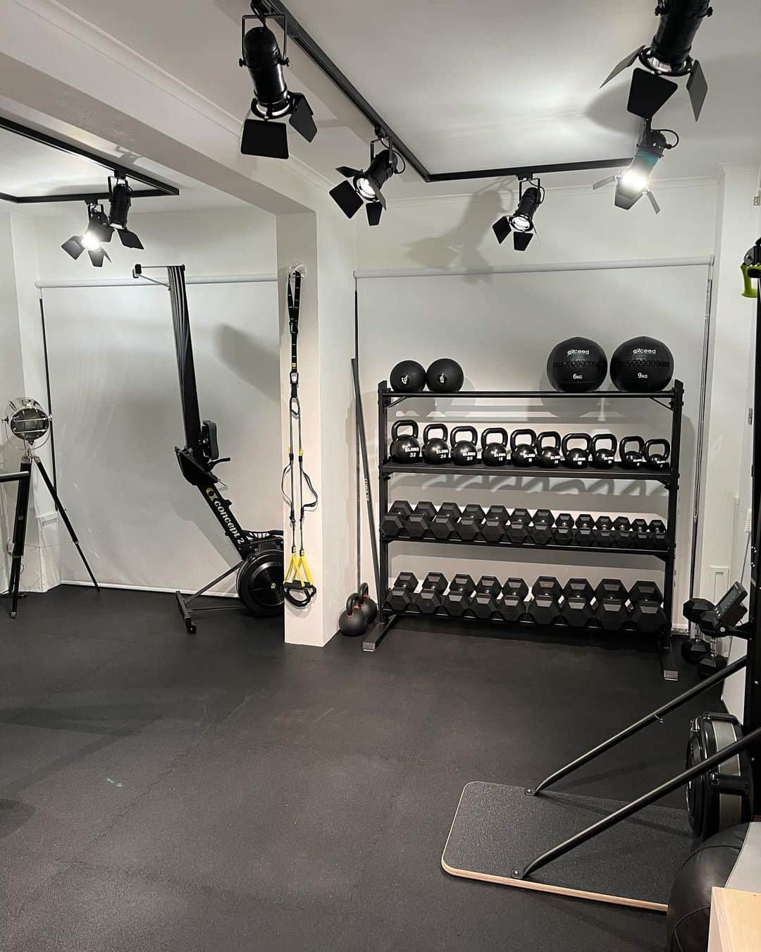 Zanna Van Dijkさんのインスタグラム写真 - (Zanna Van DijkInstagram)「Home Gym Transformation 🔥💪🏼  Tag a workout buddy & swipe right to see the before and afters of the @oursurreynest garage gym 🏋🏼‍♀️ It’s finally finished and we are SO unbelievably grateful for this space. It is the first room of our new home to be 100% completed because you know... priorities 🤣🙈 I can’t wait to film lots of fitness content for you guys in here, so let me know in the comments if you have any requests 🥰♥️  Further in depth info on the gym is on @oursurreynest but here’s the basics: ➡️ @eleiko_uk equipment ➡️ @pavigym flooring via @strongerstudios ➡️ @mrresistor68 lighting ➡️ @concept2uk rower & ski erg ✨ #homegym #homegymsetup #homegymdesign #oursurreynest #garagegym #garagegymlife」1月6日 17時42分 - zannavandijk