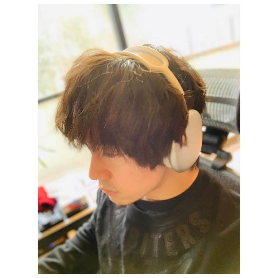 Nakajinさんのインスタグラム写真 - (NakajinInstagram)「AirPods Max！がお正月に届いた。  イヤパッドがメッシュっぽい素材になっていてとても良い。高さがあるから耳と干渉せず、長時間使ってもムレにくい&痛くなりにくい。誰にでもフィットしそうです。  ノイズキャンセル性能はAirPods Proと比べると段違い。自分の鼓動が聞こえます。  サウンドは低音寄りでややズッシリ。個人的に音はAirPods Proの方が好きだけど、しばらく使って変化をみたいと思います。  #airpodsmax」1月6日 17時36分 - nakajin