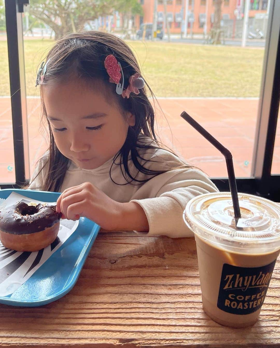 清水わかこさんのインスタグラム写真 - (清水わかこInstagram)「今日は北谷でMTGでした🥳  その前にデザート食べれて幸せな人🍩😆💓 1枚目美味しい時の顔が分かりやすい人 2枚目上のチョコから食べがちな人😂 @zhyvagocoffeeroastery #teruyaオススメ   #逆光で後ろの風景が水彩画みたいになってる🖼 #日夕佳 #女の子 #ドーナツ #カフェ #沖縄カフェ #娘 #5歳 #okinawa」1月6日 17時37分 - wakacham_