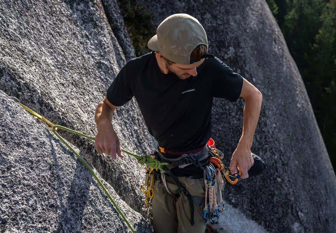 のインスタグラム：「Fun fact, the Whitcombe Windbreaker packs down into its chest pocket, so you can take it anywhere, and tuck it away if it gets too hot, such as on long sweaty climbs. Swipe to see ⬅ (Currently available in-store only) . . We’re here to help you get outdoors… and we want to know what kind of content would you like more of this year. Gear guides? Product testing? How-tos? Adventure stories? Let us know below! . . #outsideisbetter 📸: @johnpricephotography」