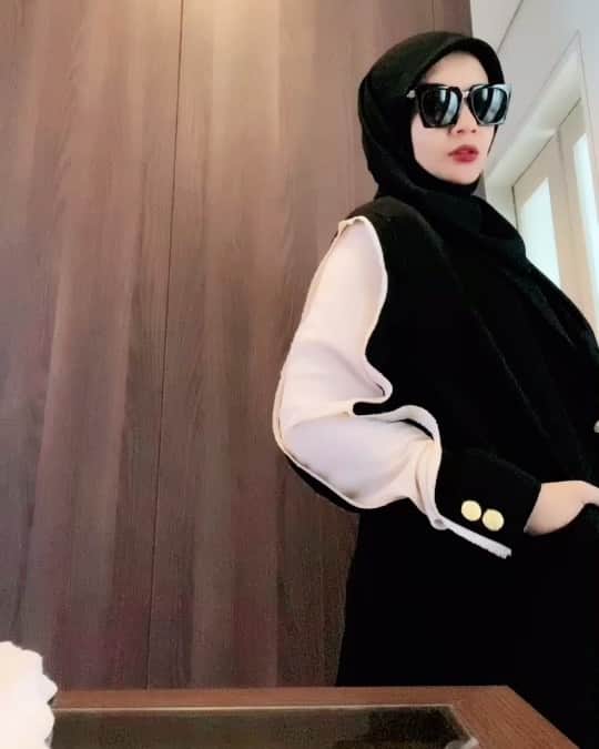 Zaskia Sungkarのインスタグラム：「Yaampun maaf ya bun aku pikir tadi suamiku .. mirip !! Pal pale pale 🐛」