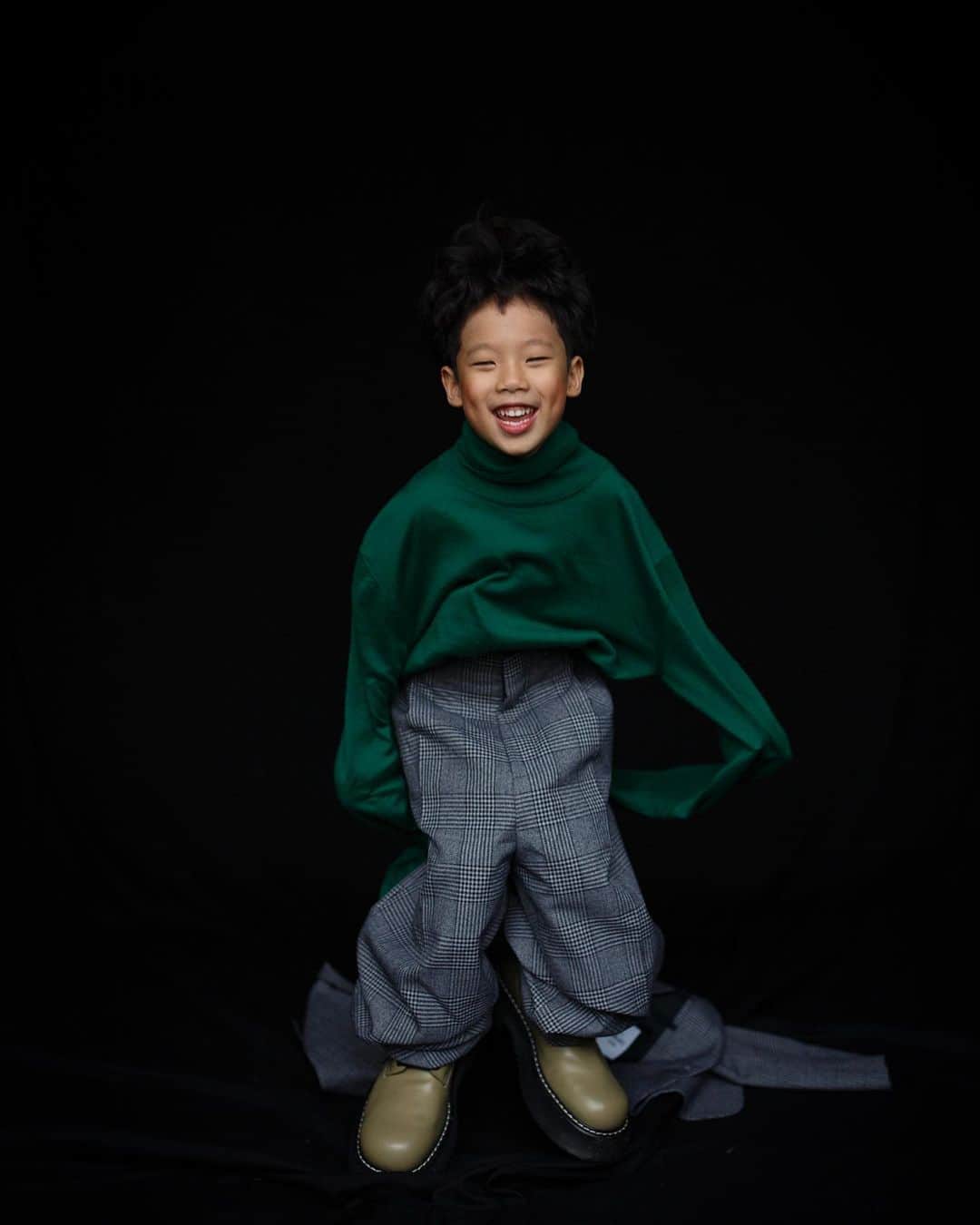クリスヴァンアッシュのインスタグラム：「BEST FEEL-GOOD FASHION STORY OF THE YEAR SO FAR! / REGRAM FROM PHOTOGRAPHER @quencyyenphoto  STYLED BY @aura___lee FEATURING @phoebe_kaka FOR @mirror_media  CLOTHES @berluti  #berluti #krisvanassche」