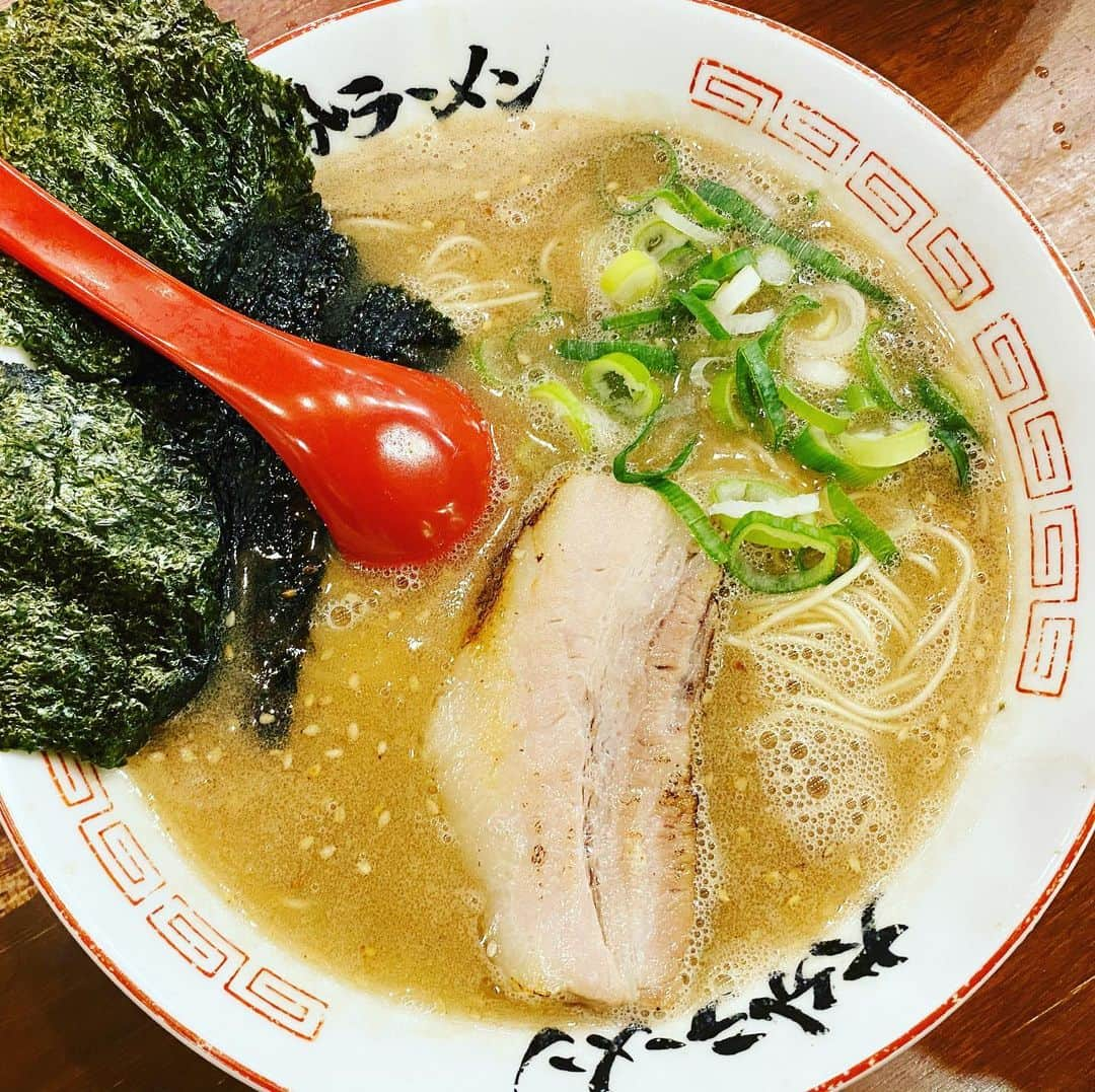 中華首藤のインスタグラム：「🍜🍜🍜  2021年になって、まだラーメン食べてないなぁ〜(´∀｀)  #新しいおおいた  #大分 #大分ランチ #ラーメン #麺すたぐらむ #麺スタグラム  #来店  #大分市末広町  #大分駅前 #おめでたい #豚骨らーめん #豚骨臭いのがたまらん  #大分濃厚生豚骨ラーメン  #濃厚と思ったけど  #あっさりスープ  #麺は細麺 #ラーメン好きな人と繋がりたい  #めっちゃ美味しい #人気　 #男性　#女性　#みんな好き  #大分県 #熊本県 #中九州タレント #テレビ　#ラジオ　#出演中 #中華首藤」