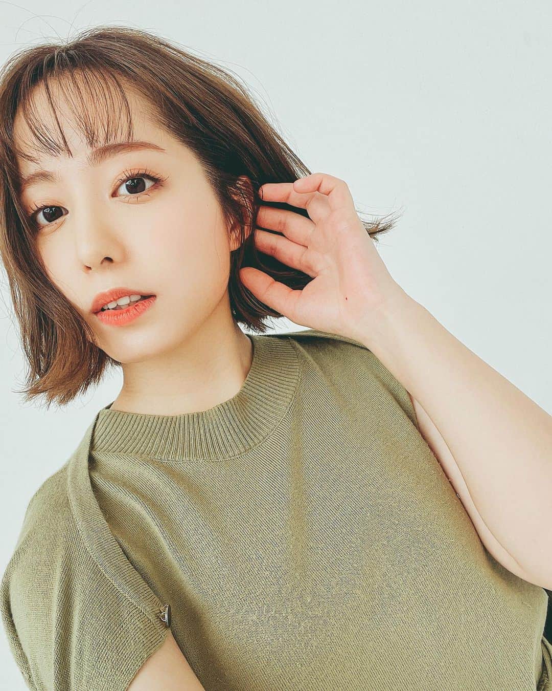 前田美里のインスタグラム：「本日より #虚言癖倶楽部  公演グッズがオンラインでも購入できます。💚  https://pius.shop-pro.jp/  お気に入りの写真がいっぱいあるのでぜひ公演をご覧になれない方も、GETしていただけたら嬉しいです💚 . .  #火曜日 #舞台 #撮影  #redyazel  #photo #ショート #ボブ #ファインダー越しの私の世界 #被写体 #写真好きな人と繋がりたい  #おうち時間 #stayhome #写真 #ヲタク #櫻坂46 #欅坂46 #日向坂46 #フォロー #フォロワー募集中  #idol #fashion #japanesegirl #follow #followme #좋아요 #팔로우미 #팔로미 #오오티디」