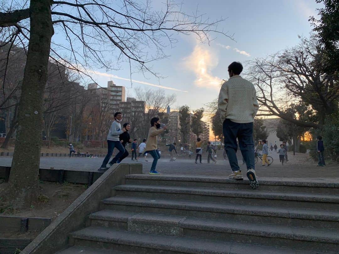 のインスタグラム：「明けましておめでとうございます。 2021年もよろしくお願い致します！  写真は昔遊んでた公園です🕺🏽 とても小さく感じた。。。 身体だけはしっかり大人になれたようです🤭 中身も成長できるように頑張ります💪  #明けましておめでとうございます  #2021」