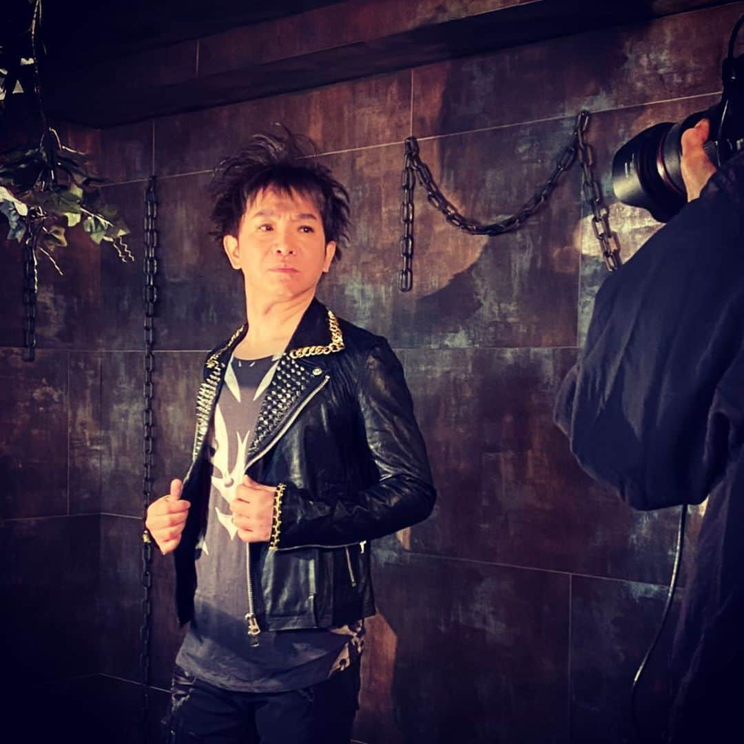 濱口優さんのインスタグラム写真 - (濱口優Instagram)「#濱口優と青SHUNバンド #アー写 #生配信中」1月6日 17時45分 - hamaguchi_masaru