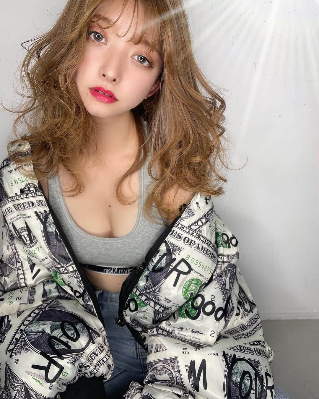 堀井大輔のインスタグラム：「・ ・ コテを上からいれて ハチにボリュームでないよう巻いてます ・ 今日もホリージョ撮影の依頼 企業様2社から頂きました🙇‍♂️ 会社単位で依頼まで本当にありがとうございます。 名古屋では、水木金土日のみホリージョ撮影 依頼承ってます。 髪を切る前、誕生日などの記念に ぜひ、撮影しにきてください🙌 ・ ・ 𝑚𝑜𝑑𝑒𝑙 @shiori4016  ℎ𝑎𝑖𝑟/𝑝ℎ𝑜𝑡𝑜 @daisuke_5511  ・ ・  #クラウンヘアー#天白区#名古屋 #名古屋美容師 #美容師 #ヘアセット#セット#ヘアアレンジ #プレ花嫁 #作品撮り #ウェディングドレス #ホリーマジック #ホリージョ撮影 #ホリージョ #2021秋婚 #2021春婚 #2021夏婚 #全国のプレ花嫁さんと繋がりたい #ウェディングニュース #コテ巻き #巻き髪 #ゼクシィ2021 #アップスタイル #まとめ髪 #おだんご #編みおろし #Dressy花嫁 #プラコレ ￼ 	◦」