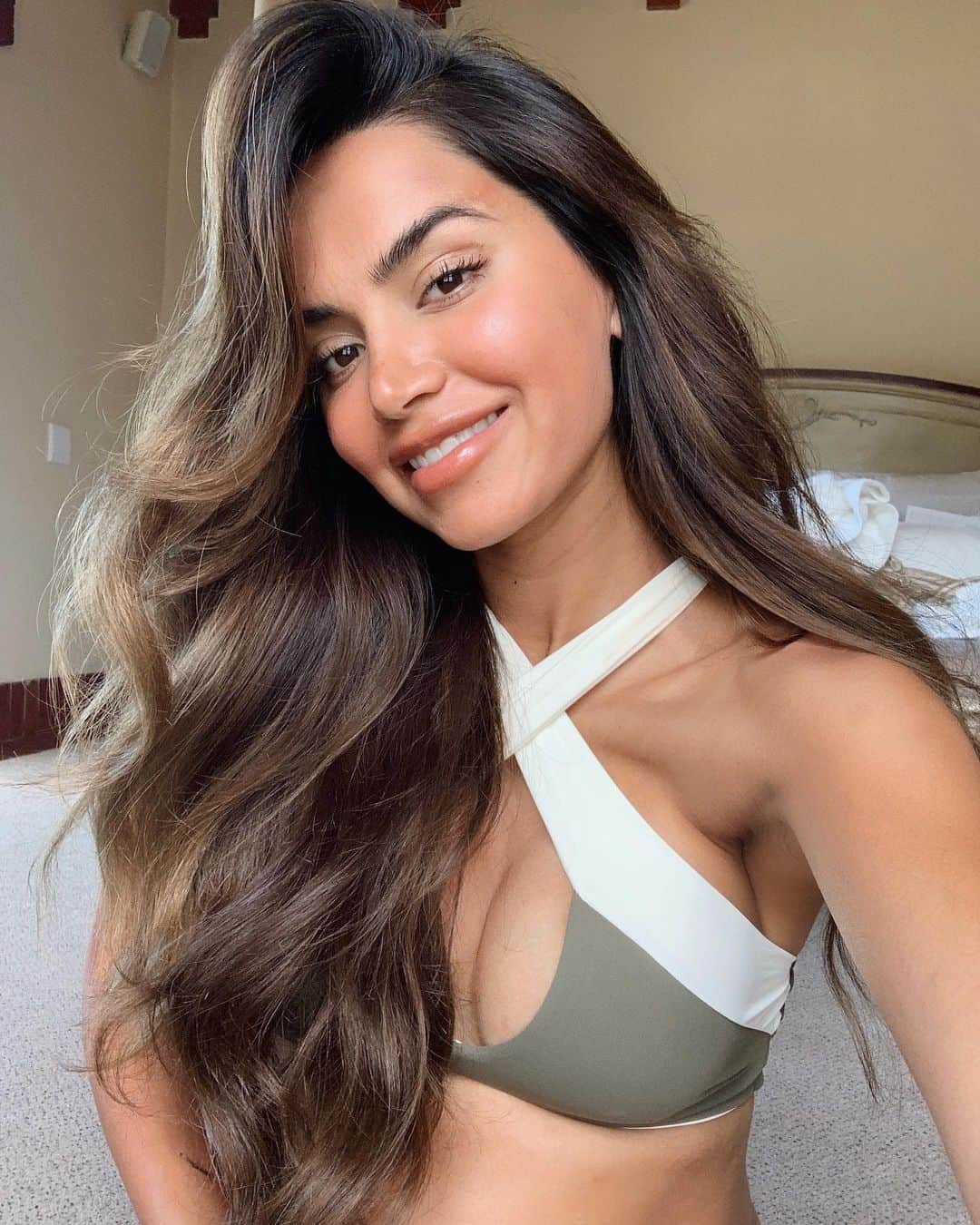 Diipa Büller-Khoslaのインスタグラム：「Special shoutout to those pregnancy hormones, taking hair and skin to the next level. Attention: Glow up in process! 🤰🏽✨#25weeks」