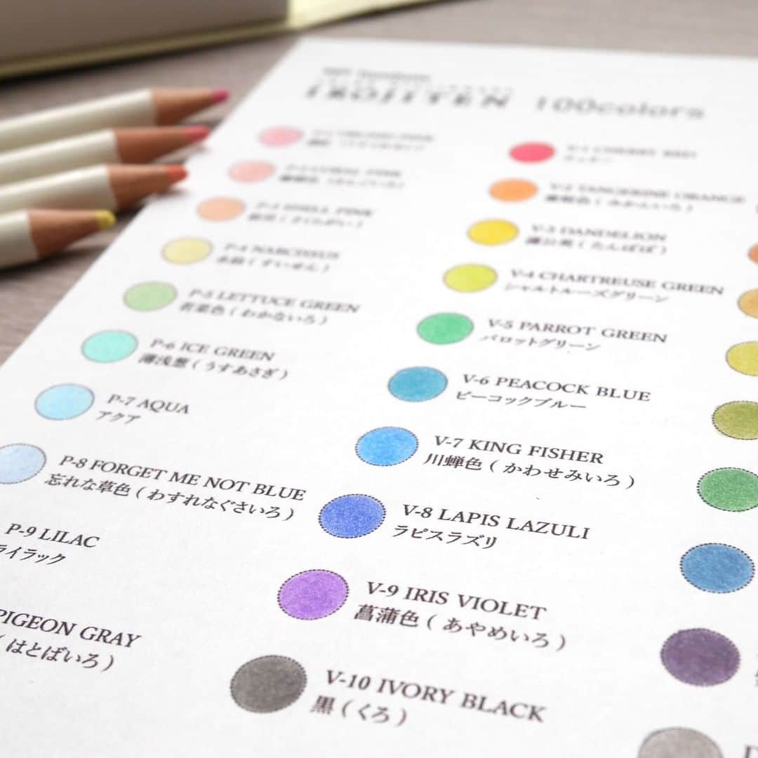 トンボ鉛筆さんのインスタグラム写真 - (トンボ鉛筆Instagram)「＼ 色辞典のカラーリスト配布中／ 今日は #色の日 🎨 ということで、全100色の色鉛筆「色辞典」のカラーリストをご紹介！ お手持ちの色辞典で塗って完成させるカラーチャートです。 持っている色が一目でわかって意外と便利！  日本語・英語の色名が記載してあり、「珊瑚色」「ラピスラズリ」など自然からもらった色名を見ながら色を塗るのも楽しい😊 色を感じて元気になれそうですね😉  下記ページの最後からPDFをダウンロード・印刷して使ってください！ https://www.tombow.com/sp/irojiten/artstudio/basic/  #irojiten #色辞典 #色鉛筆 #tombow #トンボ鉛筆 #tombowpencil #christmas #present #カラーチャート #カラーチャート作り #colorchart」1月6日 17時48分 - tombowpencil