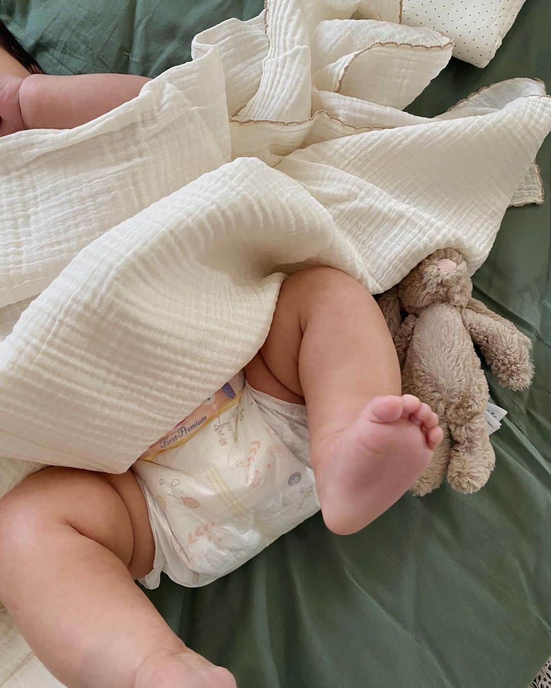 目見田早弥子のインスタグラム：「👶🏻. 花王様より、新登場した メリーズファーストプレミアムをいただきました♡ @merries_official_jp  赤ちゃんの肌のために上質な素材を使用して作られていて 触り心地がふわふわでなめらか。 肌に当たる部分が凹凸になっていて💩が肌につきにくいので かぶれにくそうです😌💭✨ 優しいイラストの絵柄はおくるみをイメージしてるらしく、 ひとつひとつが可愛くて癒されます🕊🤍 オムツ替えをするときって、 忙しかったり疲れてたりしていて 面倒に思うこともあるかなと思うのですが 優しい肌触りで 赤ちゃんの肌を健やかに守ることはもちろん、 絵柄がお気に入りだとオムツ替えするこちらも 良い気持ちになれるなぁと思います♡  #PR#メリーズ」