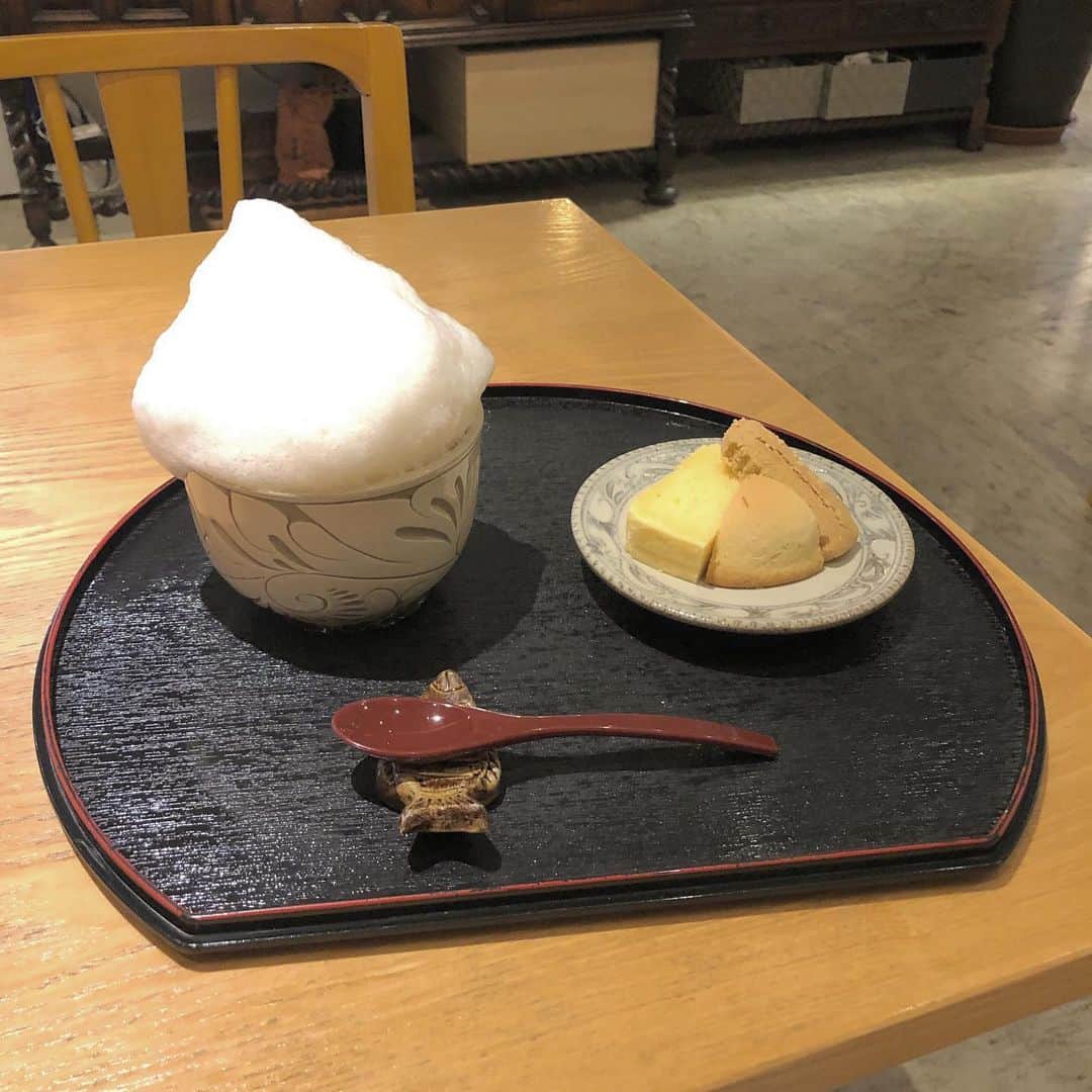 末井櫻子のインスタグラム：「🤎💭 ． ． ちょっと前に沖縄に行ったときに入ったカフェ🍵 ． ． ぶくぶく茶飲むときめちゃめちゃ鼻に泡ついた🤥笑 ． ． 店員さんもとっても優しくてお茶もお菓子も美味しかった☺︎ ． ． ． #ぶくぶく茶  #うちなー茶屋ギャラリーぶくぶく  #沖縄 #沖縄カフェ  #やむちん #やむちん通り  #カフェ巡り」