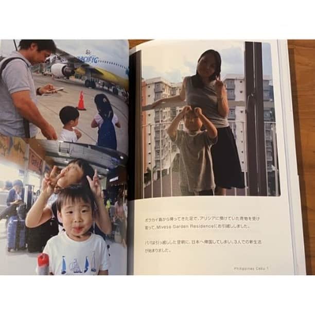 Photobackさんのインスタグラム写真 - (PhotobackInstagram)「本日ご紹介する作品は、 Aya バイリンガル子育て中 (@ayako.inoue)さまの一冊💕 家族で移住したセブ島での 思い出を一冊にまとめた作品🇵🇭 . 『セブ島に3年間、 英語習得のために 子どもたちと 教育移住していたときの 思い出を残したかったからです✨ . とにかく写真の枚数が多いので、 コンパクトで収納しやすいけど、 ボリュームのあるアイテムを選んでみました。 . 特別な写真は大きく、 普段の写真は写真が多く配置できる テンプレートを選んで、 とにかくたくさんの 写真を入れ込みました😊』 と、Aya バイリンガル子育て中 (@ayako.inoue)さま🙌 . 今回、掲載している 中面のお写真は一部の ページですが、 これだけでもとても たくさんの思い出が 詰まっていて いつみても楽しめる作品に👀 . なにより、 お子さまたちのいきいきした 表情が印象的な一冊に なっています☺️ . こちらの作品で使われている アイテムはLIFEの120ページ📕 どんなシーンもまとめることができる 優等生なPhotoback人気アイテムです！ ページ数が多いのも魅力のひとつ😍 . Aya バイリンガル子育て中 (@ayako.inoue)さま、 今回は素敵な作品を ありがとうございました🎁 . #photoback #フォトバック #フォトアルバム #フォトブック #フォトブックづくり #アルバム #photo #写真 #photoback作品紹介2021 #LIFE #家族 #ファミリー #家族写真 #日常 #フィリピン移住 #教育移住 #空港 #子供の写真 #子どもの写真整理術 #子どもの成長 #子どもの写真をアルバムに #子どものいる暮らし #子どものいる生活 #セブ #セブ島 #セブ島の思い出 #セブ島観光 #フィリピン」1月6日 18時00分 - photoback.jp