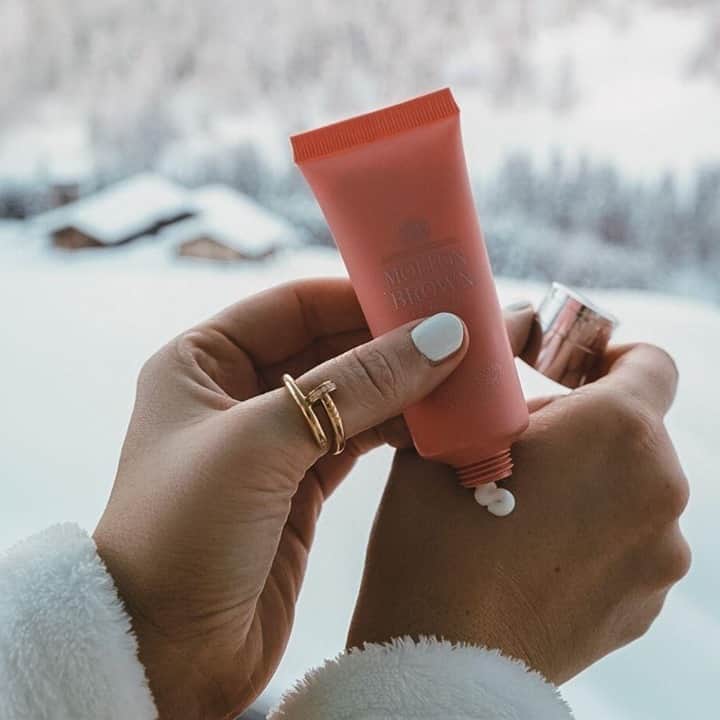 モルトンブラウンのインスタグラム：「Made with shea butter to treat hands kindly, our Heavenly Gingerlily Hand Cream has been a staple this winter. Thanks for the photo @stefaniehelen!」