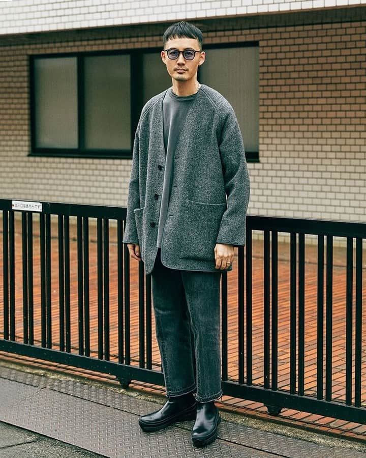 のインスタグラム：「【おしゃれな大人がはじめたこと、やめたこと#01】黒ばかり着るのをやめてみた！  1枚目：大溝 大さん（35歳／会社員） 素材の表情やサイズ感を変えながら、絶妙なバランスで全身をグレーにまとめた大溝さん。「前から黒を着ることが好きだったのですが、最近は冬場でも真っ黒で固めるのは重いと思うようになって、黒の分量が多くならないよう常に意識しています。今日のようなグレーやブラック系のデニムを合わせることも多いですね」。はいているサスクワッチファブリックスのデニムは、昔買ったものを引っ張り出した。「近年、自分の中でグレーやブラック系のデニムはお気に入り。結構な数を持っているのですが、コロナ太りで10kg増えてしまい、一時期はそのほとんどがキツくはけない状態に…。でもやはりきれいにはきたいですから、2カ月で戻しました（笑）」。  2枚目：鬼澤喜行さん（41歳／会社員） 「年を重ねるにつれて、大好きなダークトーンの組み合わせに、淡い色よりも原色を加えたいと思うようになったんです」。オレンジが鮮やかなキャプテン サンシャインのダッフルコートを着こなす鬼澤さん。原色推しになったきっかけは意外なところにあった。「久しぶりに『踊る大捜査線』シリーズを観ていたら、いかりや長介さんがブラック×イエローのザ・ノース・フェイスのダウンを着ていて、その渋さにシビれました。加えて、若い頃に衝撃を受けた藤原ヒロシさんのオレンジ色のエルメスのダッフルが頭の中でつながって、『俺も思い切ってオレンジ買おう！』って（笑）。最近は、ほかにもイエローのスウェットやキャップを買いました。言葉で簡単に表せるパキッとした色がもっと欲しいですね」。  #uomo #uomo_magazine #webuomo #大人コーデ #おしゃれな大人がはじめたことやめたこと #大溝大 #鬼澤喜行 #fashion #mensfashion #mensstyle」