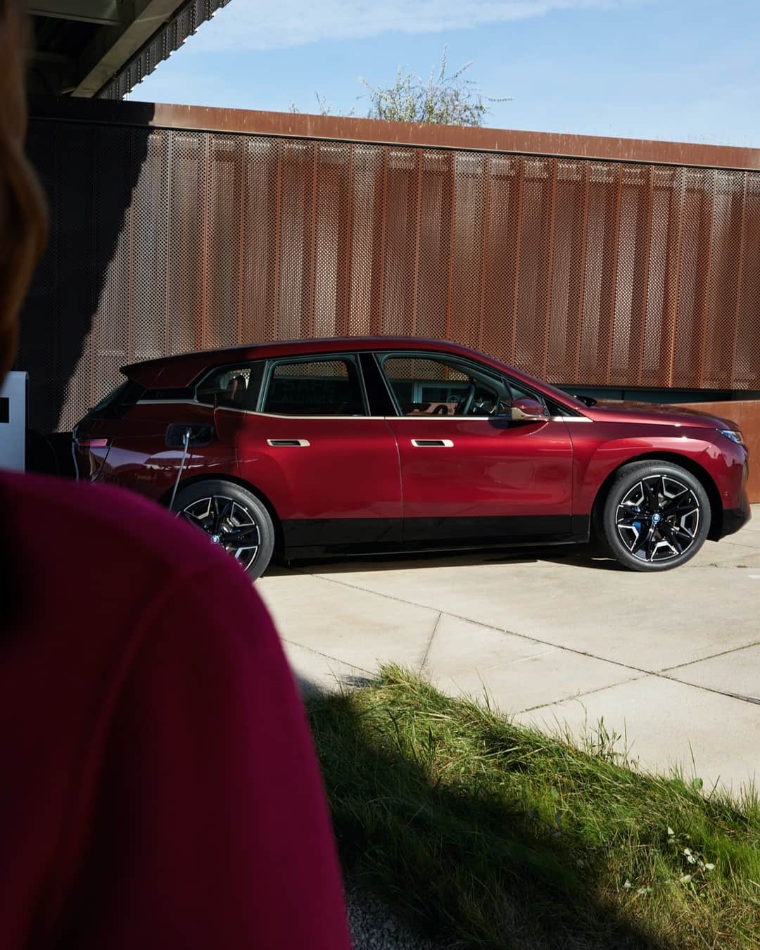 BMWのインスタグラム：「Unlike any other vehicle. The first-ever BMW iX. #THEiX #BornElectric #BMW @BMWi」