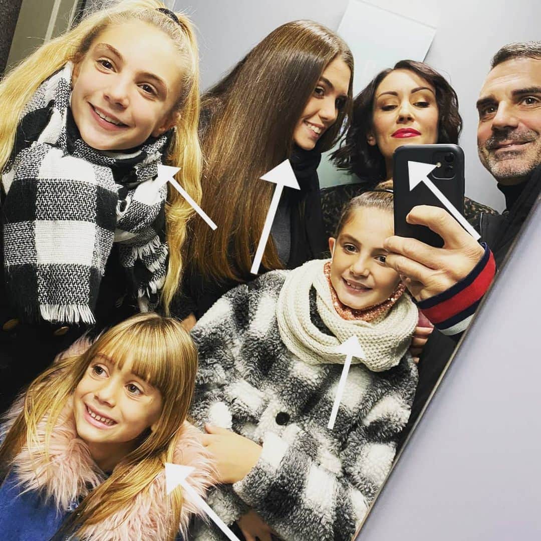 ステファノ・ソレンティーノのインスタグラム：「#EPIFANIA QUIZ 😂 😂😂 QUANTE BEFANE CI SONO IN QUESTA FOTO? Vi aiuto con dei piccoli suggerimenti 😂 🧹🧹🧹🧹🧹」