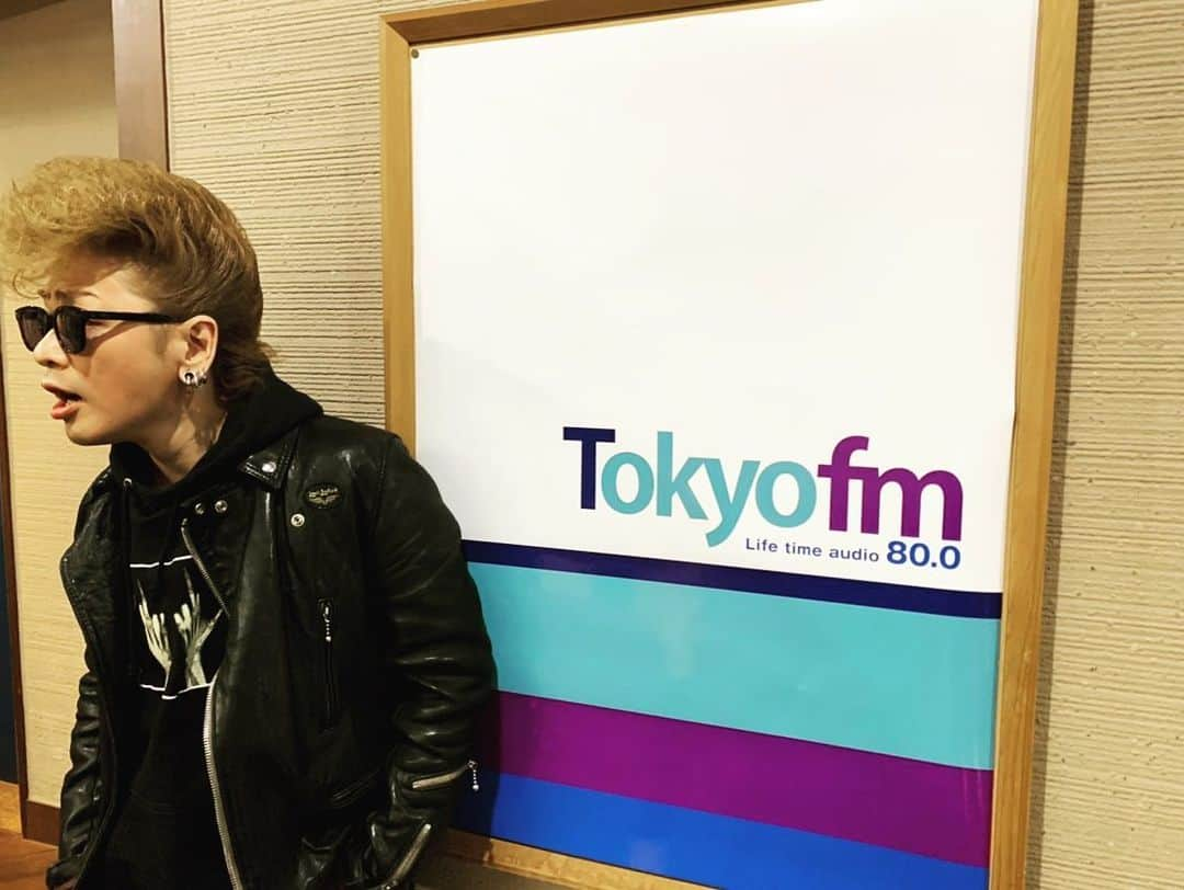 綾小路翔さんのインスタグラム写真 - (綾小路翔Instagram)「Tokyo FM「THE TRAD」お邪魔して参りました。﻿ ハマくんと平井さんにお逢い出来たのが嬉しすぎて、進行すっ飛ばしてしょうもない話ばかり捲し立ててしまいました。﻿ いやー楽しかった。﻿ お二人共、本当にありがとうございました。﻿ ﻿ 準レギュラーとしての心構えは出来ているので、いつでもお声掛けお待ちしております。﻿ ﻿ #TokyoFM﻿ #THETRAD﻿ #ハマオカモト﻿ #平井理央 ﻿ #綾小路翔﻿ #radiko」1月6日 17時53分 - showayanocozey