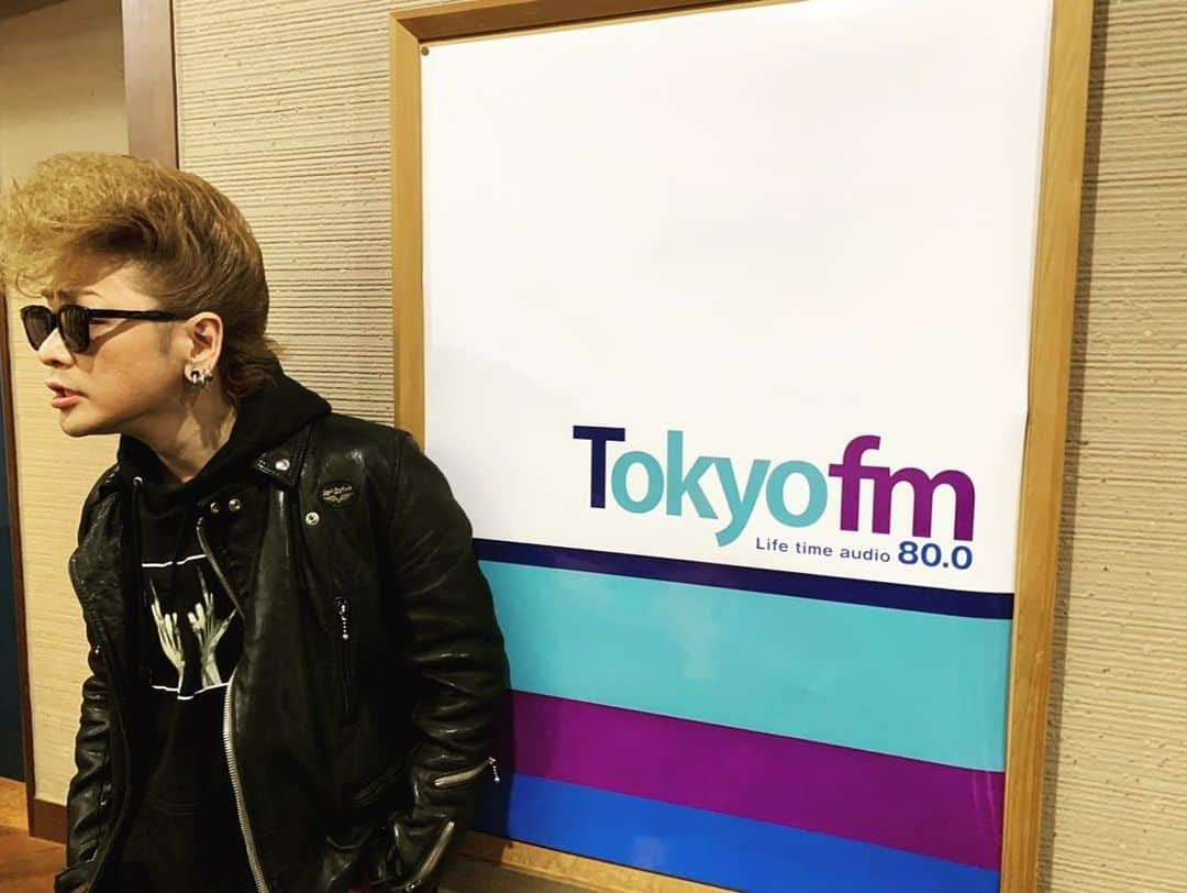 綾小路翔さんのインスタグラム写真 - (綾小路翔Instagram)「Tokyo FM「THE TRAD」お邪魔して参りました。﻿ ハマくんと平井さんにお逢い出来たのが嬉しすぎて、進行すっ飛ばしてしょうもない話ばかり捲し立ててしまいました。﻿ いやー楽しかった。﻿ お二人共、本当にありがとうございました。﻿ ﻿ 準レギュラーとしての心構えは出来ているので、いつでもお声掛けお待ちしております。﻿ ﻿ #TokyoFM﻿ #THETRAD﻿ #ハマオカモト﻿ #平井理央 ﻿ #綾小路翔﻿ #radiko」1月6日 17時53分 - showayanocozey