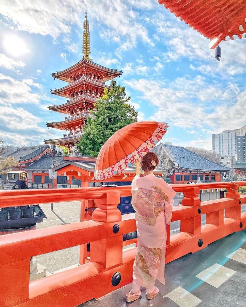タビジョのインスタグラム：「こんばんは😊 本日も@tabi_jyoではいつか行きたい国内スポットをご紹介💁🏻‍♀️💕 国内旅行を楽しんでいる様子は #tabijyomap_japan でシェアしてね🥴 ＊＊＊＊ 📸 @sweets__nano  🚩 東京都「浅草寺」 着物を着ると気が引き締まりますね👘 初詣に着る方も多かったようです😊 ＊＊＊＊＊＊ #タビジョ #tabijyomap_japan #浅草寺」