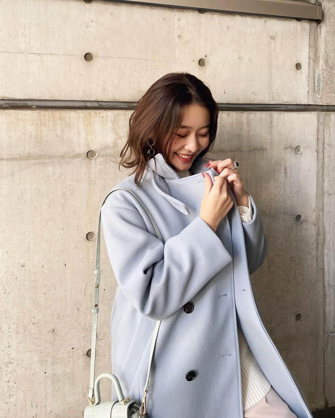ikeda chizuruのインスタグラム：「今日のオススメコーデ紹介◎﻿ ﻿ WEB限定のカラーが可愛い﻿ スタンドカラーのロングコート♡﻿ (変な顔なのは気にしないでね) ﻿ ブルーを着てみたよーー😊﻿ まだまだ寒いけど、﻿ 明るい色物を着ると気分上がるね🌈﻿ ﻿ 前を開けて襟を倒せば﻿ チェスターコートとして﻿ フェミニンにも雰囲気変えて﻿ 着られて優秀〜〜✨✨✨✨﻿ ﻿ 10%OFFクーポン【MS_03842】﻿ も、ぜひ使ってね〜〜👌﻿ —————————————————﻿ コーデ詳細は @mercuryduo_chizuru ﻿ TOPのURLからチェックしてね✔」