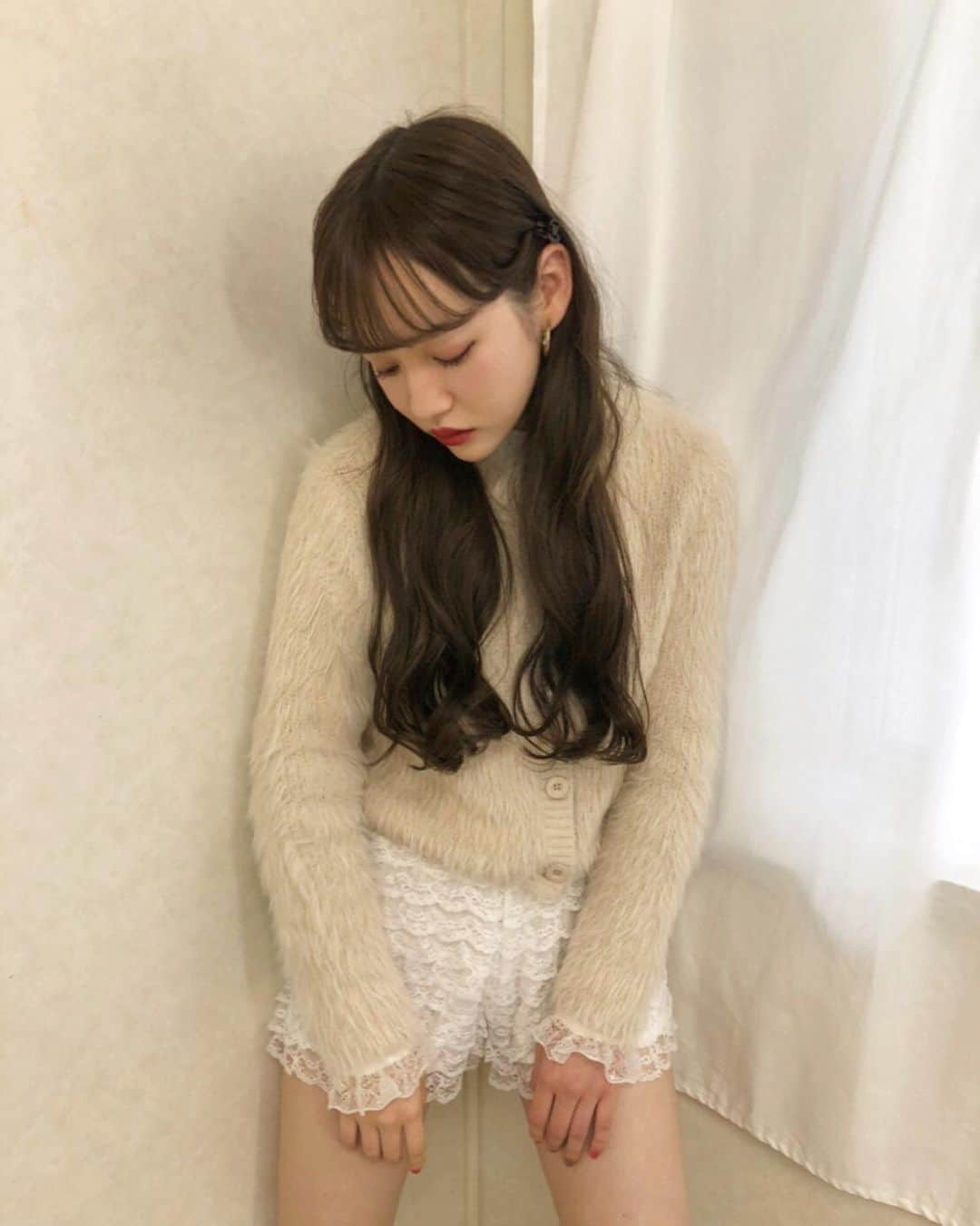 ナタリア聖奈さんのインスタグラム写真 - (ナタリア聖奈Instagram)「・ ・ 耳ちゃんのご挨拶૮₍´｡• ᵕ •｡`₎ა ・ #ナタリア聖奈 #ljk #ベージュカラー #秋冬コーデ  #ヘアアレンジ #フレンチガーリー #ヴィンテージ」1月6日 17時56分 - _natamilk_