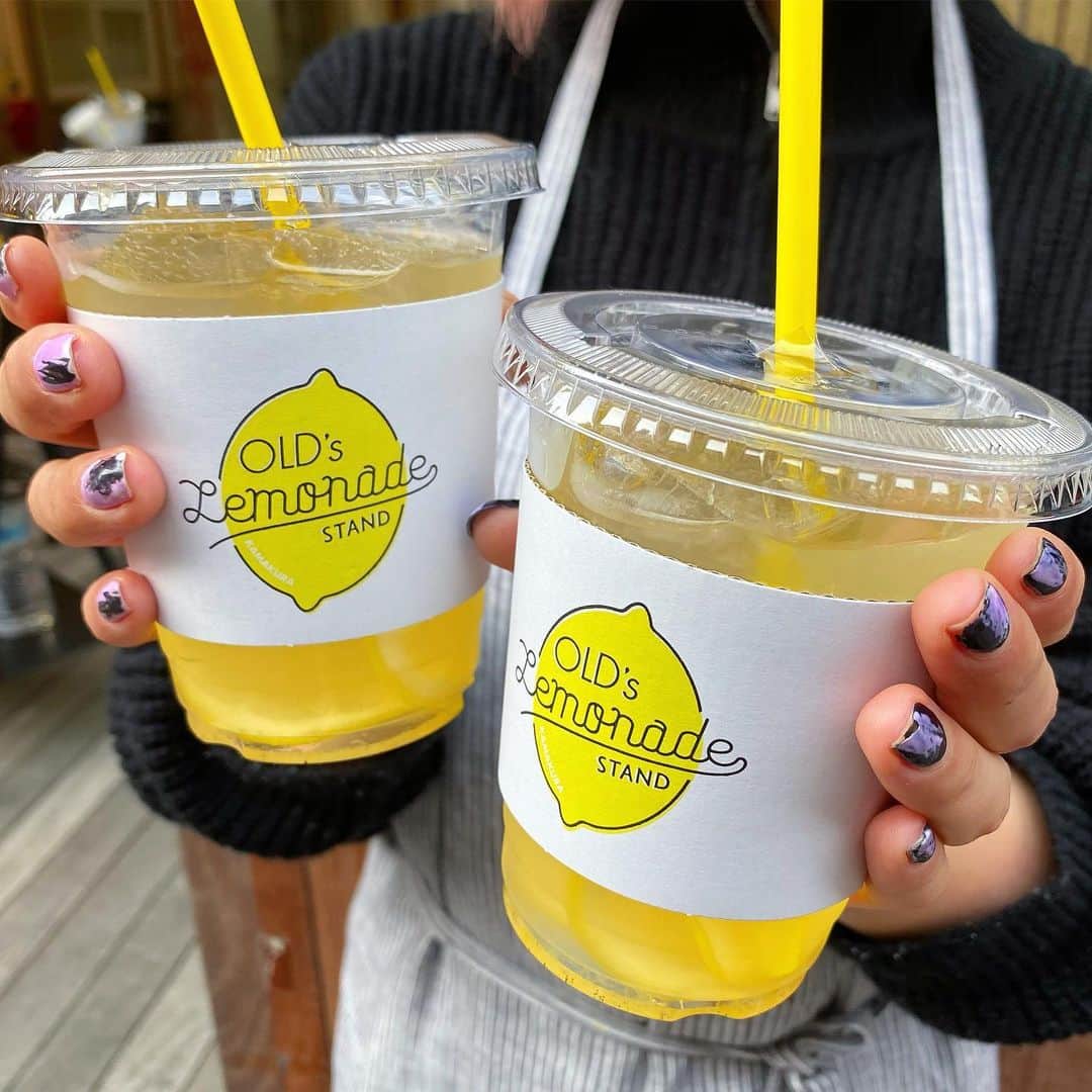 のインスタグラム：「ㅤㅤㅤㅤㅤㅤㅤㅤㅤㅤㅤㅤㅤ 鎌倉にあるオールズレモネードさん(@olds_lemonade)の 「ソーダレモネード」500円 「ホットレモン」450円 ㅤㅤㅤㅤㅤㅤㅤㅤㅤㅤㅤㅤㅤ 鎌倉駅から徒歩3分ほどのところにあるオールズレモネード さんは、オープンしたばかりのレモネードスタンド！ ㅤㅤㅤㅤㅤㅤㅤㅤㅤㅤㅤㅤㅤ 今回飲んだのはソーダレモネードとホットレモン🍋 ㅤㅤㅤㅤㅤㅤㅤㅤㅤㅤㅤㅤㅤ ソーダレモネードは自家製レモンシロップに炭酸を合わせたしゅわっと爽快感のあるドリンクで、ホットレモンはホッと温まれる今の時期にぴったりなドリンクになっています！ ㅤㅤㅤㅤㅤㅤㅤㅤㅤㅤㅤㅤㅤ シロップに使用するレモンは皮の苦みが少なく、濃厚な甘みのある有機レモンを季節ごとに厳選しているそう！ 隠し味のバニラビーンズの香りと風味もレモンのまろやかな酸味とマッチして、濃厚だけど上品で飲みやすい味わいに仕上がっていました！ ㅤㅤㅤㅤㅤㅤㅤㅤㅤㅤㅤㅤㅤ レモネードとバニラの組み合わせははじめてだったけどこれ予想以上においしかったからぜひ一度飲んでみてほしい！ ㅤㅤㅤㅤㅤㅤㅤㅤㅤㅤㅤㅤㅤ お店がたくさん集まった小町通りの中にあるから、ぜひ鎌倉で食べ歩きするときの選択肢の一つにしてみて！ おすすめ！！ ㅤㅤㅤㅤㅤㅤㅤㅤㅤㅤㅤㅤㅤ ----------------------------------------- 📍神奈川県鎌倉市小町2-2-20 ⏰10:00〜18:00 🛌無休 🚃鎌倉駅から徒歩3分 ----------------------------------------- #PR #鎌倉カフェ #オールズレモネード #レモネード #小町通り #鎌倉食べ歩き」