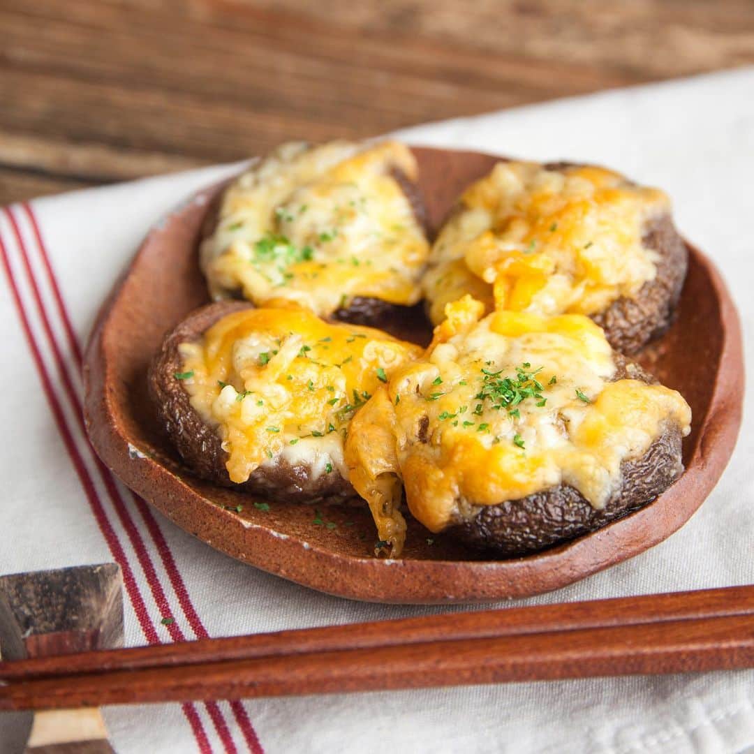 アルペンザルツ公式Instagramのインスタグラム：「レシピあり🍄🧀 「椎茸のチーズ焼き」の作り方 * しいたけ本来の旨味をハーブ入りアルペンザルツを 使って十分に引き出して焼く、美味しい食べ方です。 チーズとハーブが焼いたしいたけと相性が良く、 おつまみやもう一品欲しいときにもぴったりです☝️ * * 今回のレシピは、 @uchikoc さんに作ってもらいました！ * [ウチコックさんからのワンポイント] トースターで10〜15分としましたが、 チーズに焼き色が付いたら完成ですので時間は 目安として考えてください。 * * ぜひ参考に作ってみてくださいね！ * * ∴♔∴∴♔∴ Ⓡ Ⓔ Ⓒ Ⓘ Ⓟ Ⓔ ∴♔∴∴♔∴  「椎茸のチーズ焼き」 * 【材料】 しいたけ…4本 ハーブ入りアルペンザルツ…適量 とろけるチーズ…20g * * 【作り方】 ①しいたけの軸を切り落とし洗う。 * ②しいたけを裏返し、ハーブ入りアルペンザルツをひとつにつきひとつまみふりかける。 * ③しいたけの裏側の表面に覆いかぶせるようにとろけるチーズをのせる。 * ④トースターで10〜15分焼いて完成。 * * * #アルペンザルツ #塩 #美味しい塩 * #今日のごはん #手作りごはん #簡単レシピ #おかず #レシピ #食卓 #節約 #献立 #家庭料理 #節約生活 #自炊 #ランチ #家ごはん #時短レシピ #簡単レシピ #おいしい #料理 #美味しい #おうちごはん #手作り料理 #手料理 #料理好きな人と繋がりたい」