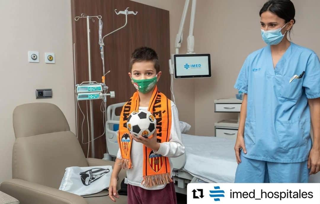 バレンシアCFさんのインスタグラム写真 - (バレンシアCFInstagram)「😍 ¡Mucho ánimo pequeñ@s! 💪🏼💪🏼💪🏼  #Repost @imed_hospitales  ・・・ Los jugadores del @valenciacf no han podido acudir como cada año a nuestro Hospital, pero los niños ingresados han recibido 🎁 regalos por parte del club.」1月6日 18時02分 - valenciacf