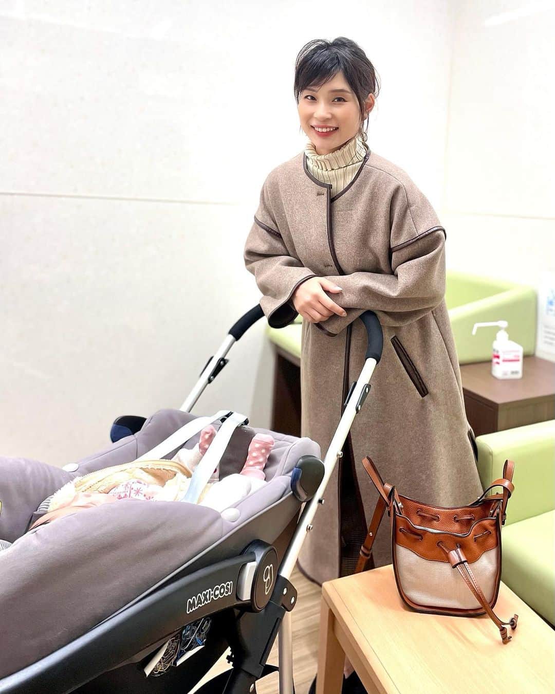 三佐和あやのインスタグラム：「出かけてみて 色んなことがわかりました😅 13年ぶりのベビーで てんやわんや🙌  ☑︎ #マキシコシ と #エアバギー つけはずしが不慣れ ☑︎やっぱり湯ざましも必要だった件  #妊活 #スマイル育児 #育児日記 #ママリ #赤ちゃん #ヘビ #ベビフル #ベビー #ベビスタグラム #親バカ部 #親バカ #親バカ部ig_baby #令和2年ベビー #マキシコシ #ベビーカー #チャイルドシート    #コロナウイルスが早く終息しますよう」