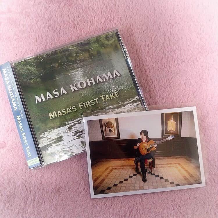 中村果生莉さんのインスタグラム写真 - (中村果生莉Instagram)「😋 . . マサ(@masakohama1 )のファーストアルバム  MASA‘S FIRST TAKE  買いました😆✨  マサのギターの音色は本当に格別です✨  母に連れられ、10代の頃から当たり前のように  マサや ジーノ(@jinobass)や ノブ( @nobuk_key ) の音を聴きながら育ったけれど  当時、あまりにも音楽を知らなすぎたこともあり  私が普段耳にしていたこの音が、決して当たり前なんかじゃなかった  という事を知ったのはもっとずっと後のこと😭🙏  こんなに素晴らしいアーティストの、こんなに贅沢な音楽を、こんなに近くで聴けていたことを、歳をとるにつれて実感していきました😱✨  今はコロナ禍で、LIVEにも行けず、生音楽に触れることもほぼなくなってしまったけれど  こうやって当たり前だった事に気づけたり、感謝できたりも出来ることはやはりこの時代だからこその新発見。  是非皆様にもマサのギター、本物の音色を、1度聞いて欲しい😊✨  ギターだけの、インストゥルメンタル。  どの曲も、心に染み渡ります。  心が疲れている時、リラックスしたい時、ゆっくりしたい時などに聴きたい1枚。  私も昨日は突然の、驚きと悲しいお知らせがあったので、このCDで心落ち着かせました。  マサ小浜オンラインストアで購入できますので、是非1度、マサのギター聴いてみてください😊(勝手に宣伝w)  マサ、ファーストアルバム発売おめでとう🎊  メンタルトレーニング中のBGMにもピッタリだなぁ😊✨ . . . #ギタリスト #マサ小浜 #ファーストアルバム #CD #music #最高 #発売 #待ってた」1月6日 18時06分 - kaori.nakamura_0226