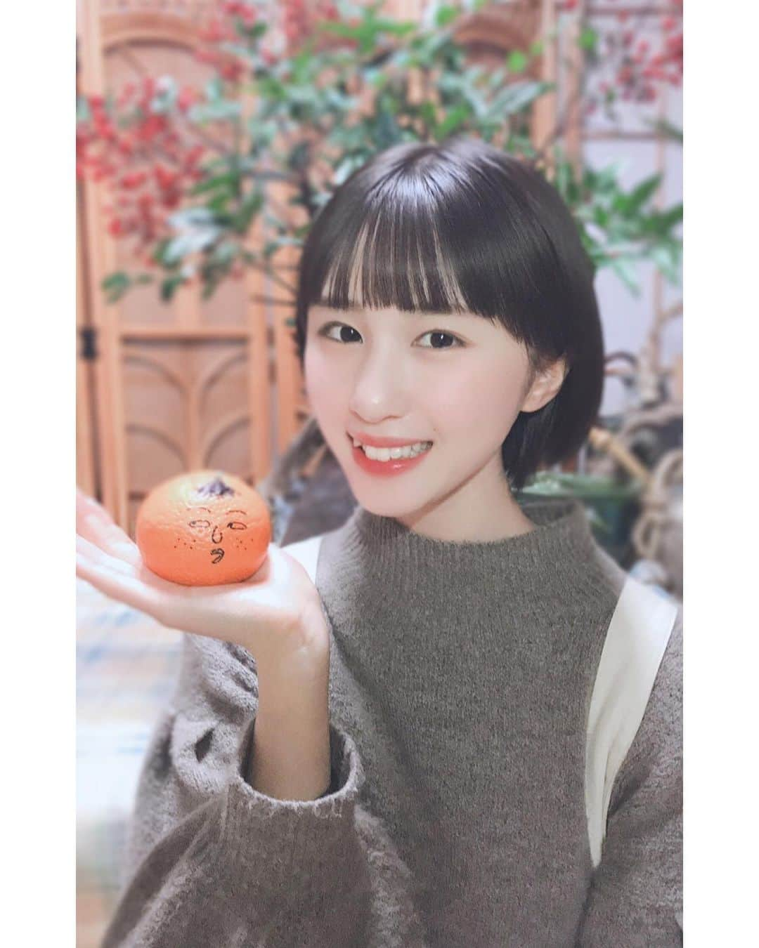 ８２１（ハニー）さんのインスタグラム写真 - (８２１（ハニー）Instagram)「821CAM📸- #YURINA  みかんに永沢くんを落書きしちゃいました😆 福袋と書かれているのはお年玉です☺️🧧  🍬ゆりなーずるーむ🍬 2021年初投稿しました✨ 今年一年の血液型運勢占います❕  #821honey #H821 #821 #ユリナ #WHO #CallMyName #japanesegirl #girlgroup #ulzzangfashion #ulzzangstyle #winter #orange #あけましておめでとうございます #2021年 #みかん #ちびまる子ちゃん #永沢くん #福袋 #ゆりなーずるーむ #커플 #메이크 #데일리메이크업 #패션 #오오티디 #팔로미 #메이크업 #셀카 #셀피 #먹방」1月6日 18時07分 - 821honey_official